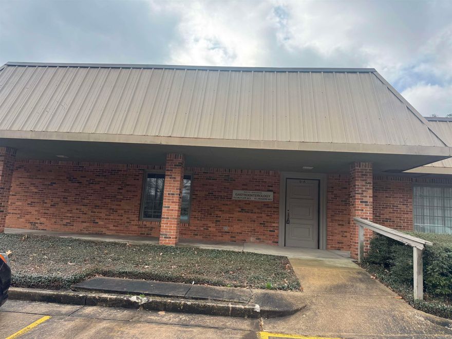 LARGE OFFICE SPACE LOCATED WALKING DISTANCE FROM JRMC. LOCATION LOCATION LOCATION. PRIME REAL ESTATE FOR PROFESSIONAL BUSINESSES. 2695 square footage! PINE BLUFF MEDICAL PARK!! Call today for your personal tour!!