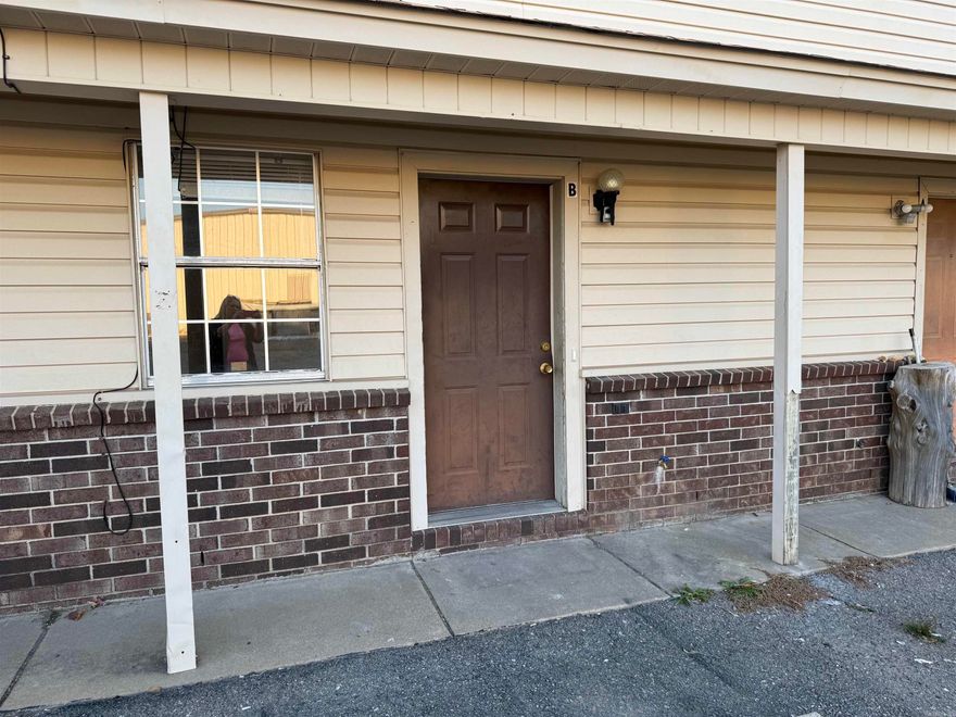 Cute 2 bed/1.5 bath townhouse. Features new paint, appliances, fixtures!   No smoking/vaping. Application/Background Check/Security Deposit Required.