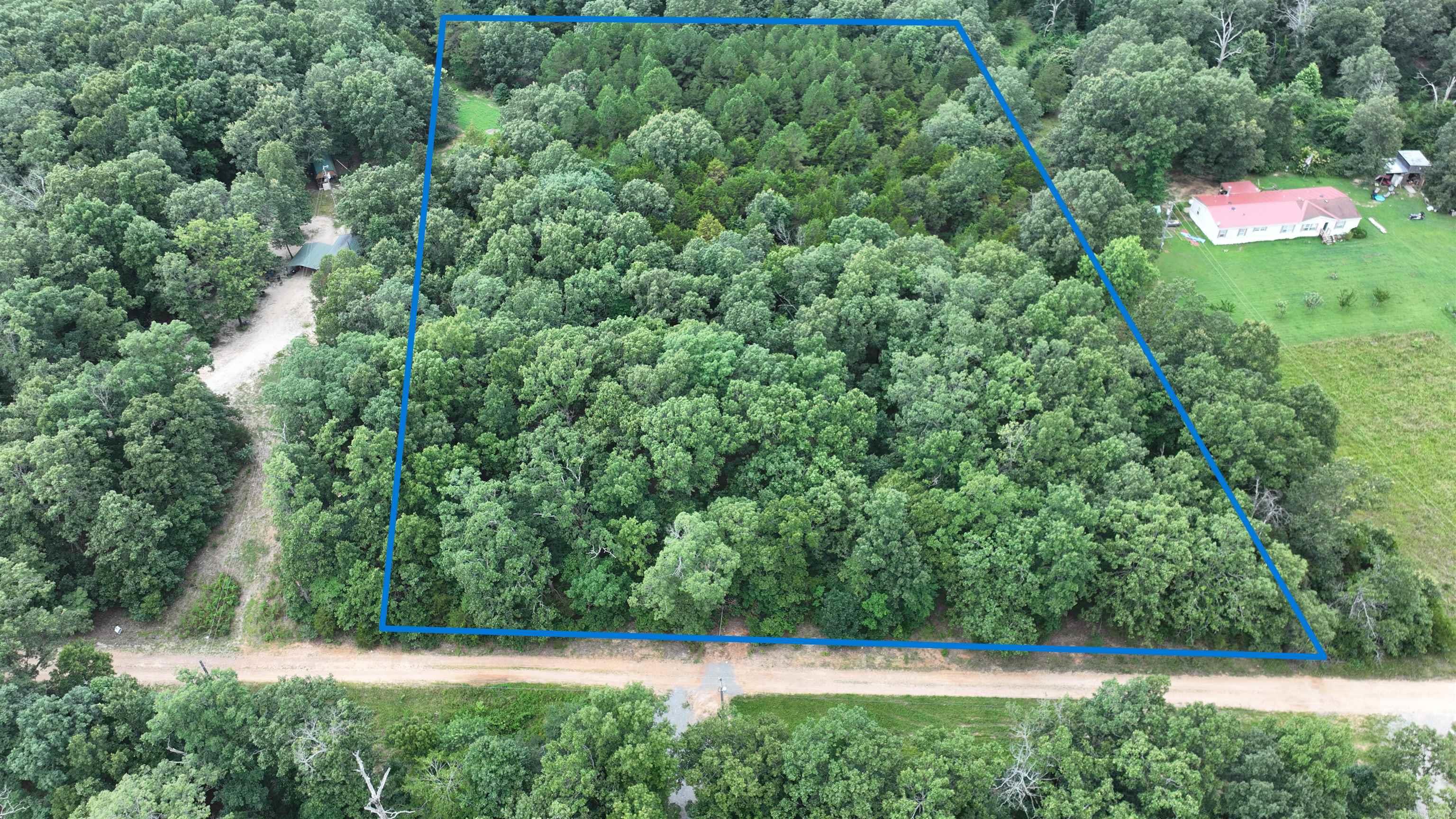 This beautiful 5-acre property in Sharp County, Arkansas, is the perfect place to build your dream home or weekend retreat. Property Highlights: Size: 5 Acres Utilities: Water and electric available at the road Access: Excellent road frontage for easy year-round access Location: 17 minutes to Cave City, 30 minutes to Walmart in Batesville Terrain: Mostly level, ideal for a homesite or small hobby farm Enjoy peaceful country living with the convenience of nearby amenities. Whether youāre looking for a permanent residence, vacation property, or an investment, this property offers the space and flexibility you need. ?? Location: Sharp County, Arkansas ?? Nearby: Shopping, dining, schools, and recreation all within a short drive. Donāt miss this opportunity ā properties with utilities and easy access in this area donāt last long!