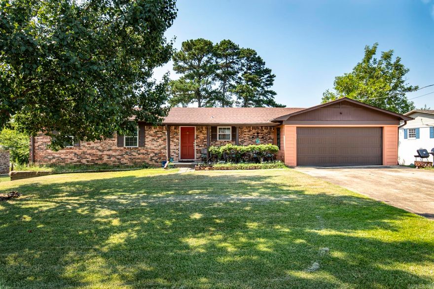 This lovely six-bedroom, three-bathroom home in Hot Springs offers a spacious  open floor plan and is located just minutes from Lake Hamilton.  The interior features modern finishes throughout, including a renovated kitchen with contemporary countertops and appliances.  The living and dining areas are designed for the functionality and flow, providing ample space for everyday living and entertainment.  The property includes outdoor space suitable for a variety of uses and is in the center of dining, shopping and ALL thing Hot Springs has to offer. Call me today for your private showing.