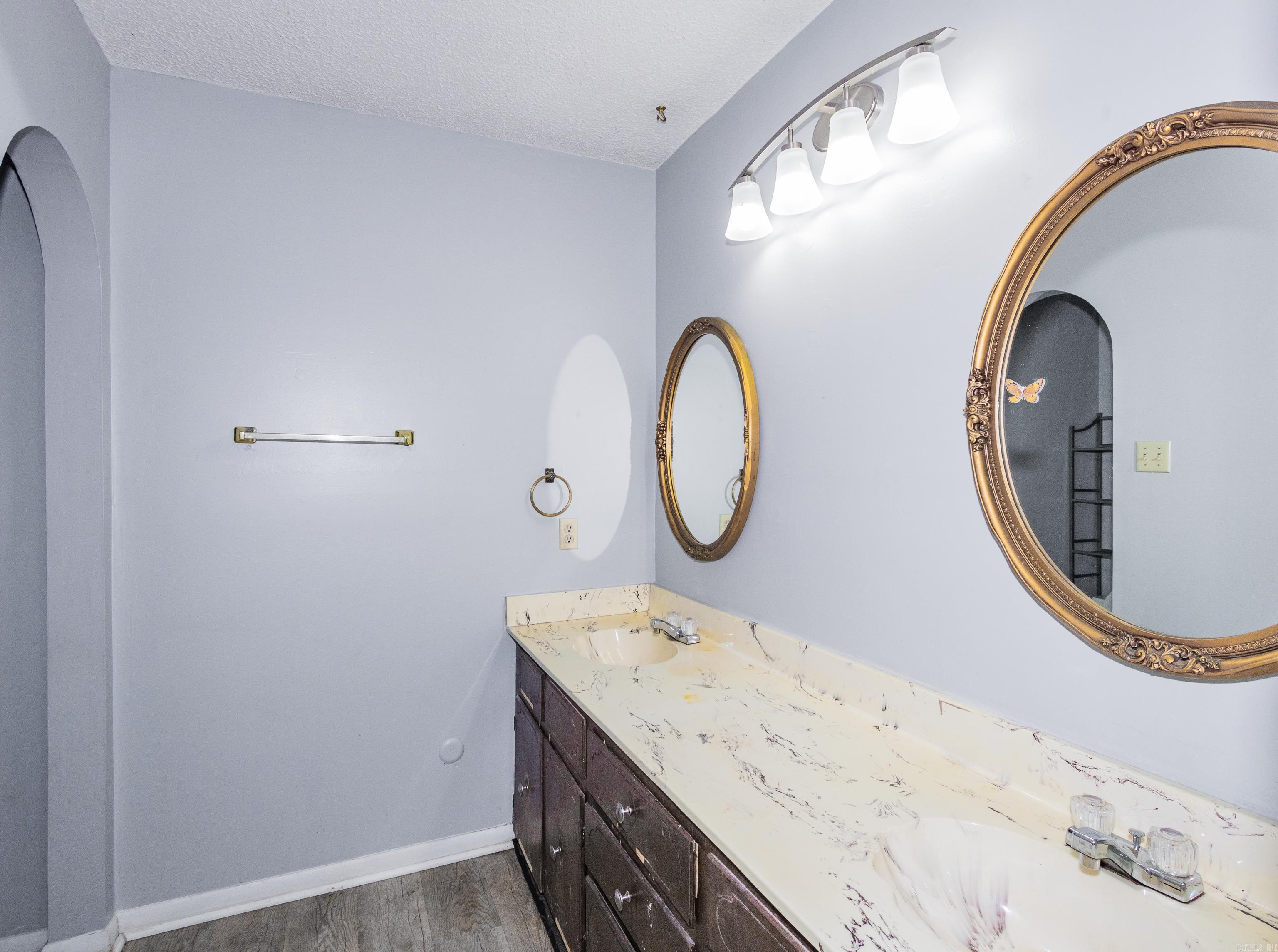 KELLI MANOR - Residential