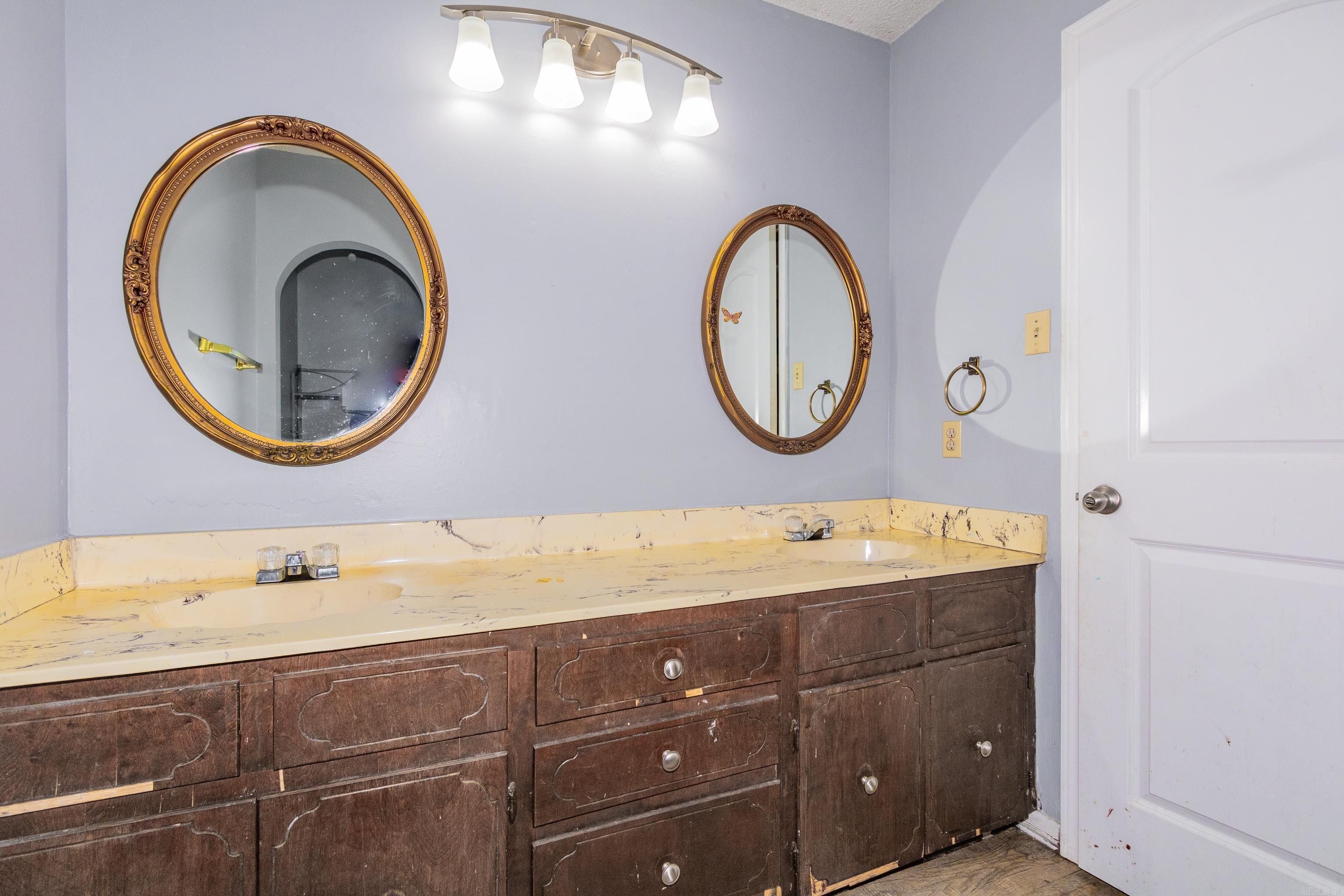 KELLI MANOR - Residential