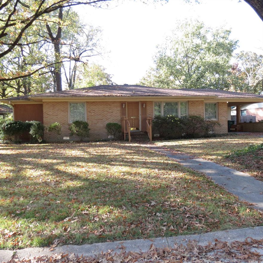 Great brick and vinyl home with 2036sf.  This  3 bedroom, 2 bath home has been well maintained, beautiful windows, formal living room and dining room, big den looking out into the backyard.  Large laundry room.  Master bedroom has a great master bath with large walk-in closet.  Fenced backyard.  Nice enclosed back porch. Taxes are after homestead credit.  Call me today to set an appointment to view the home.