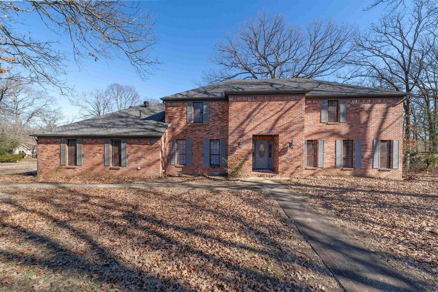 Priced to move!  This recently fully renovated home is on large corner lot in the beautiful Tara Mount Subdivision.  5Bedrooms 3.5  Baths.  New Cabinets, granite, Stainless appliances including a 6 burner Gas Cooktop.  Full Brick. 3 Car Garage. Great home in a great location!