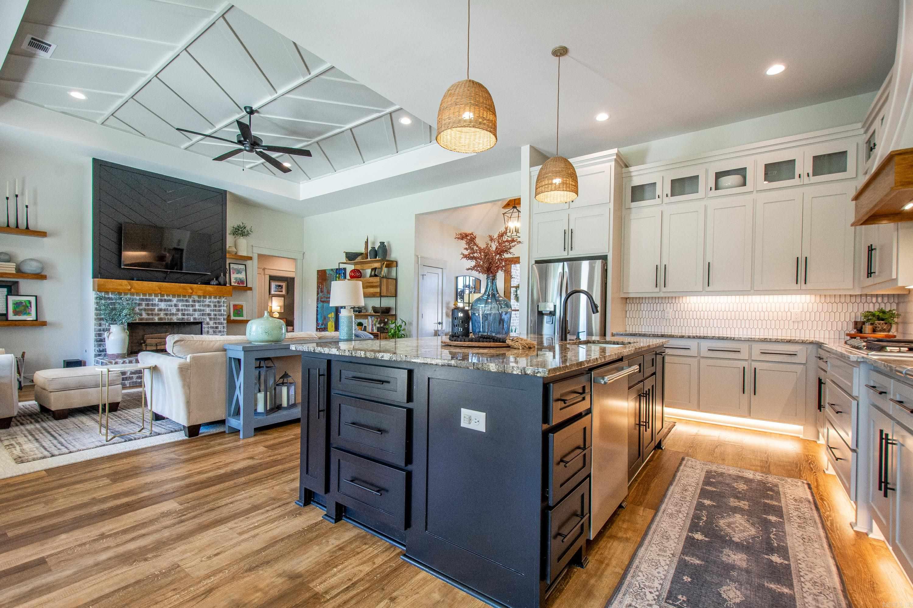 CREEKSIDE - Residential