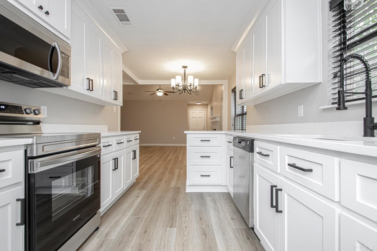 WOODLAND HILLS - Residential