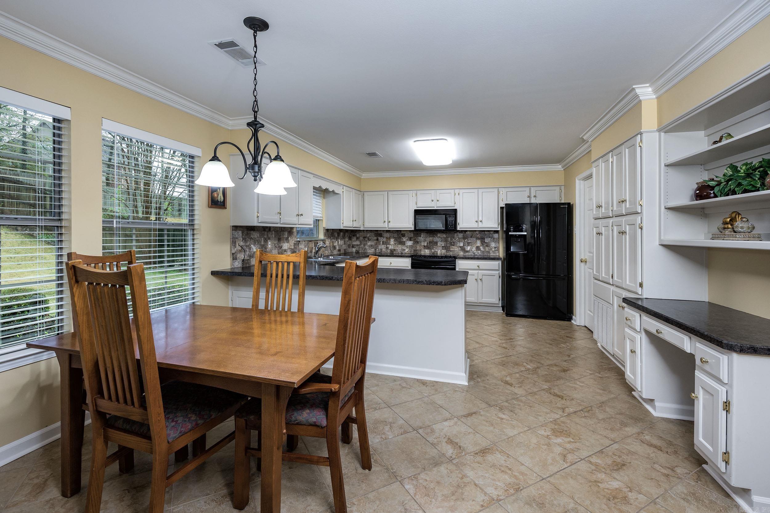 SECLUDED HILLS - Residential