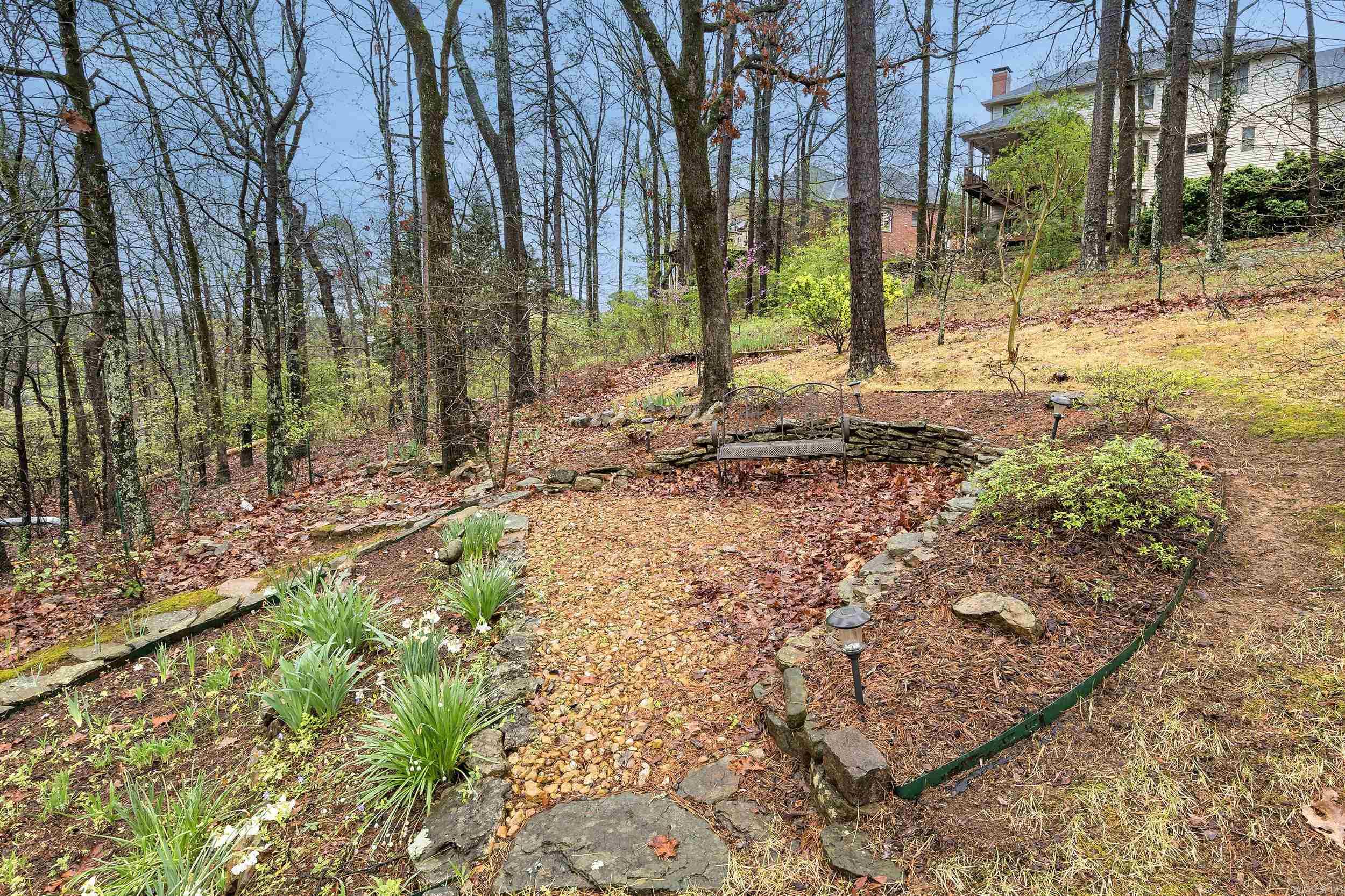 SECLUDED HILLS - Residential