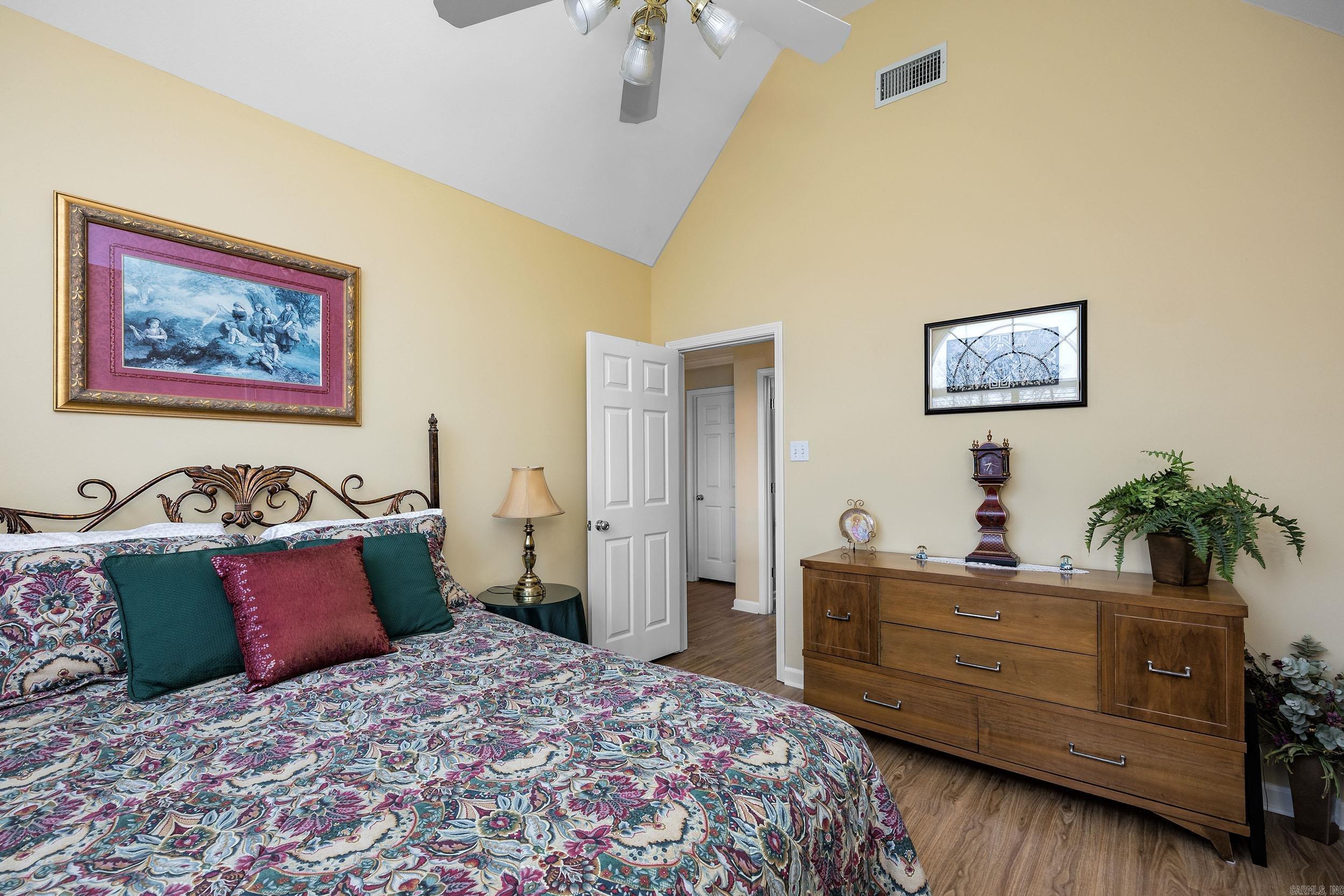 SECLUDED HILLS - Residential