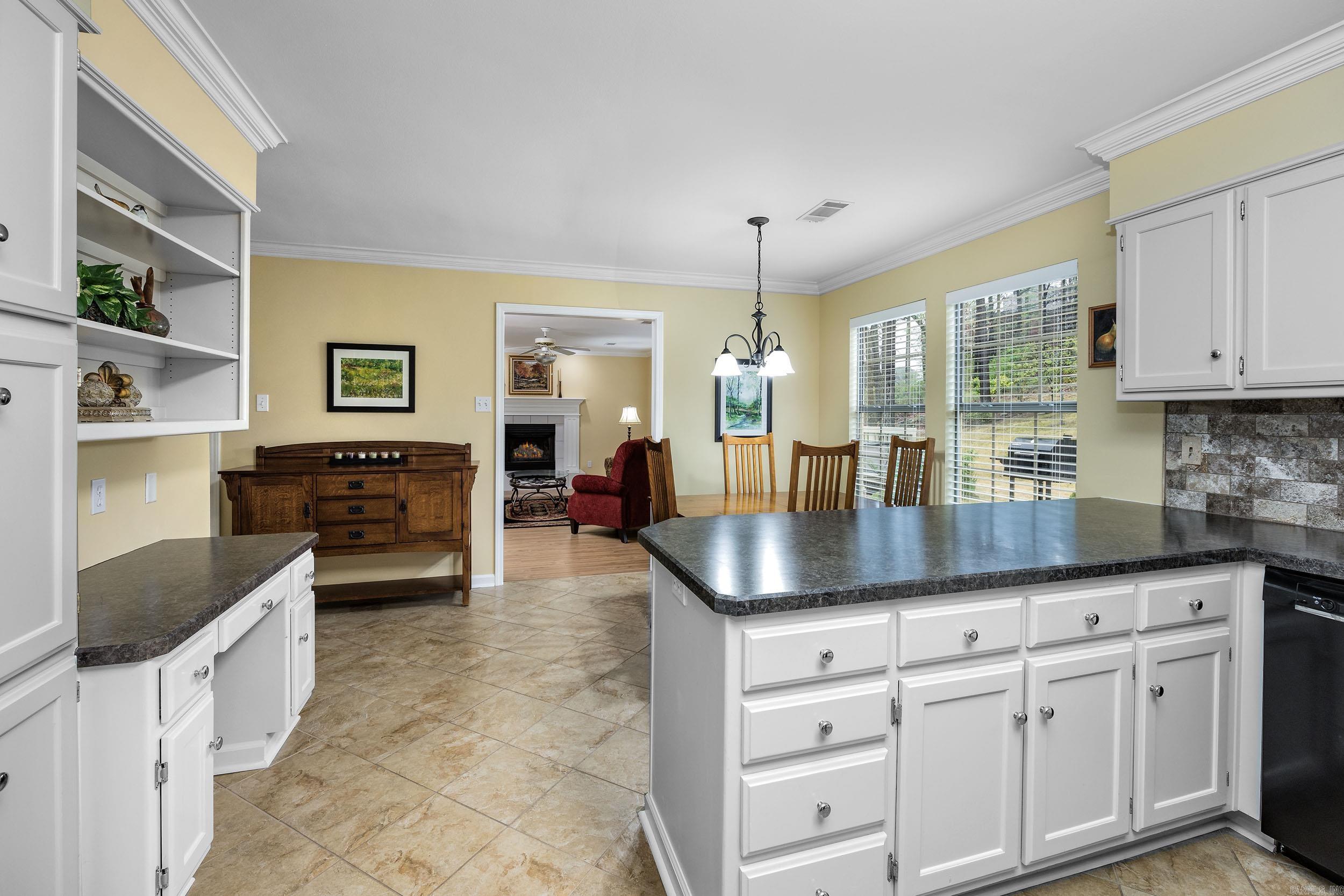 SECLUDED HILLS - Residential