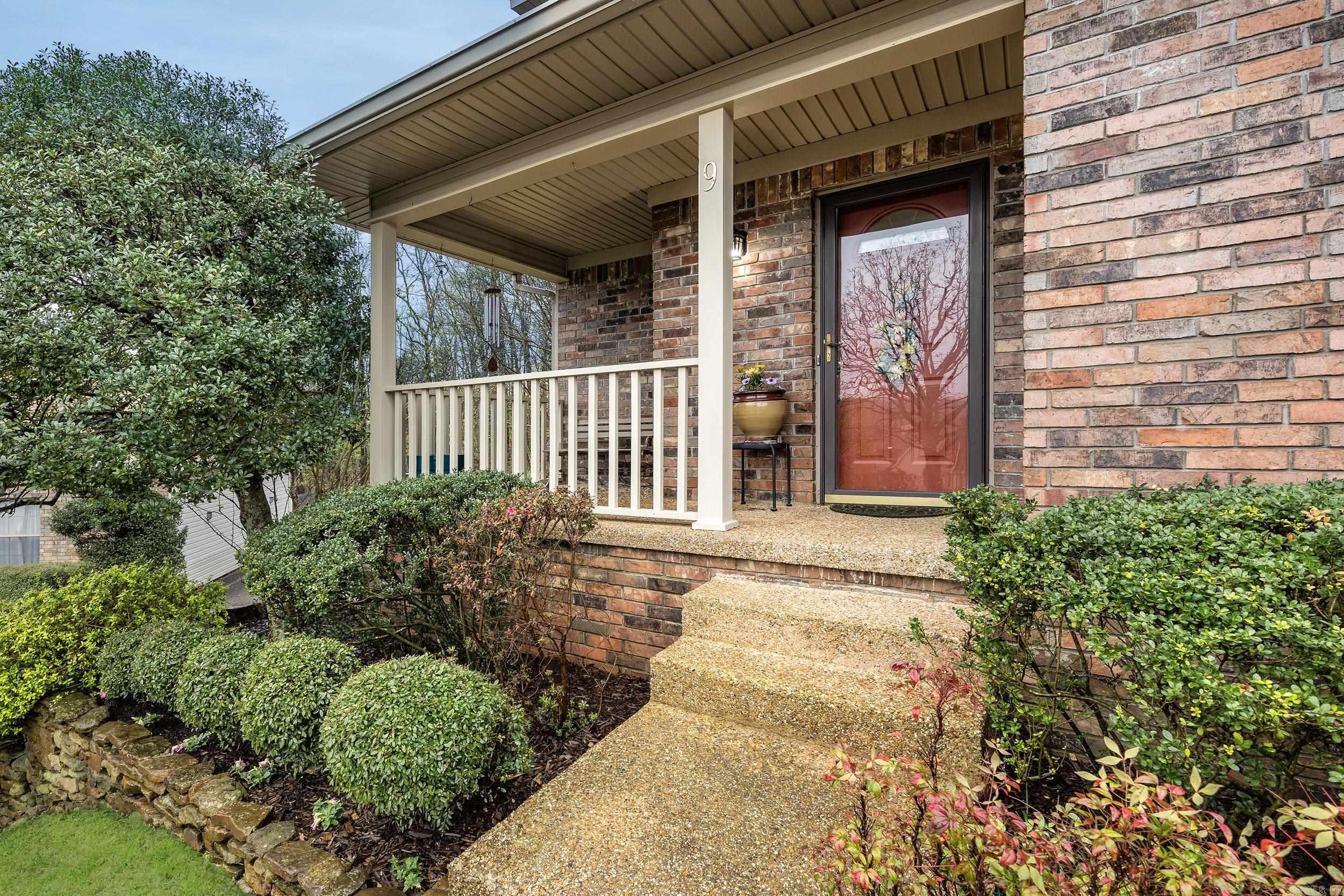 SECLUDED HILLS - Residential