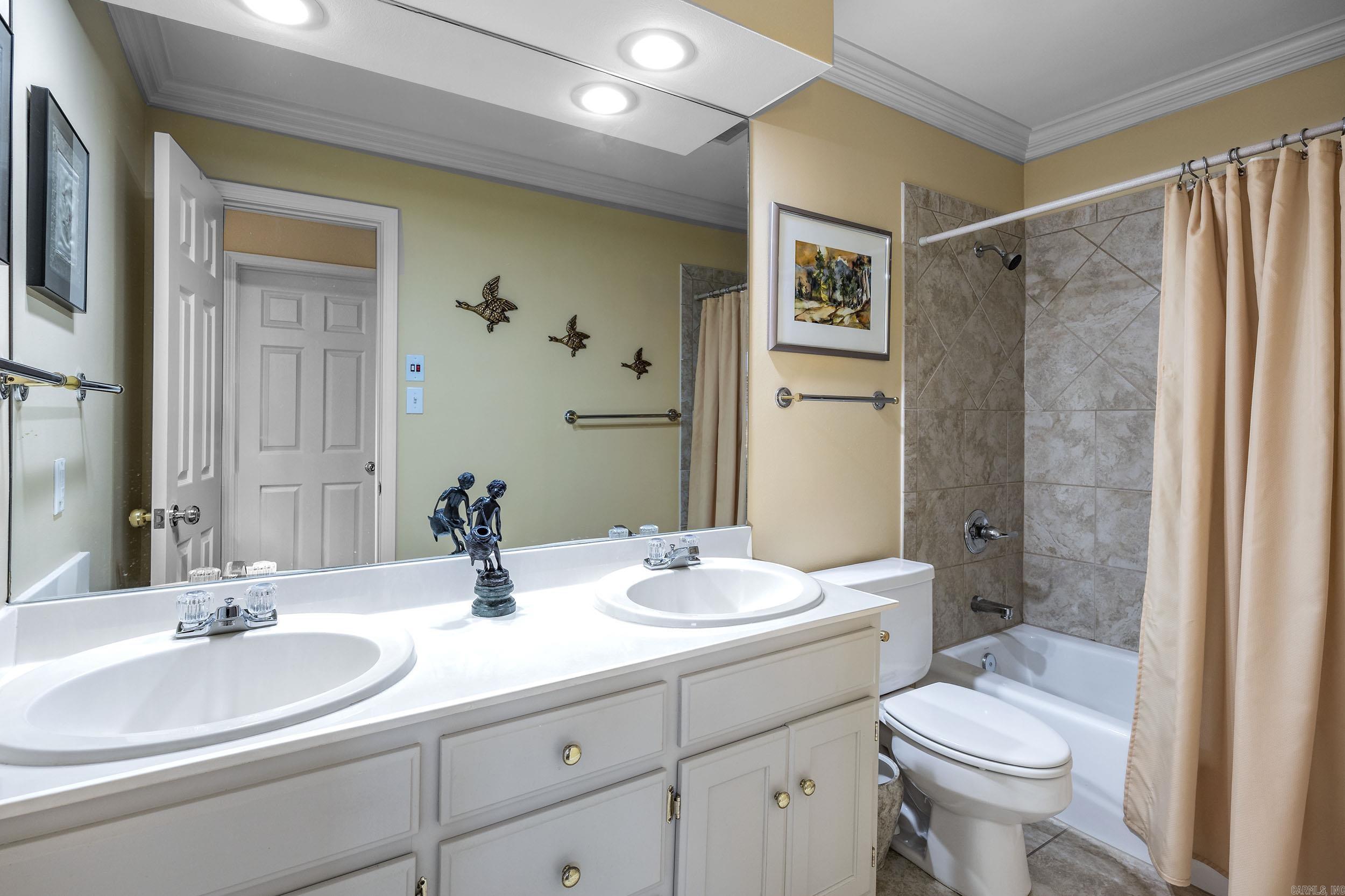 SECLUDED HILLS - Residential