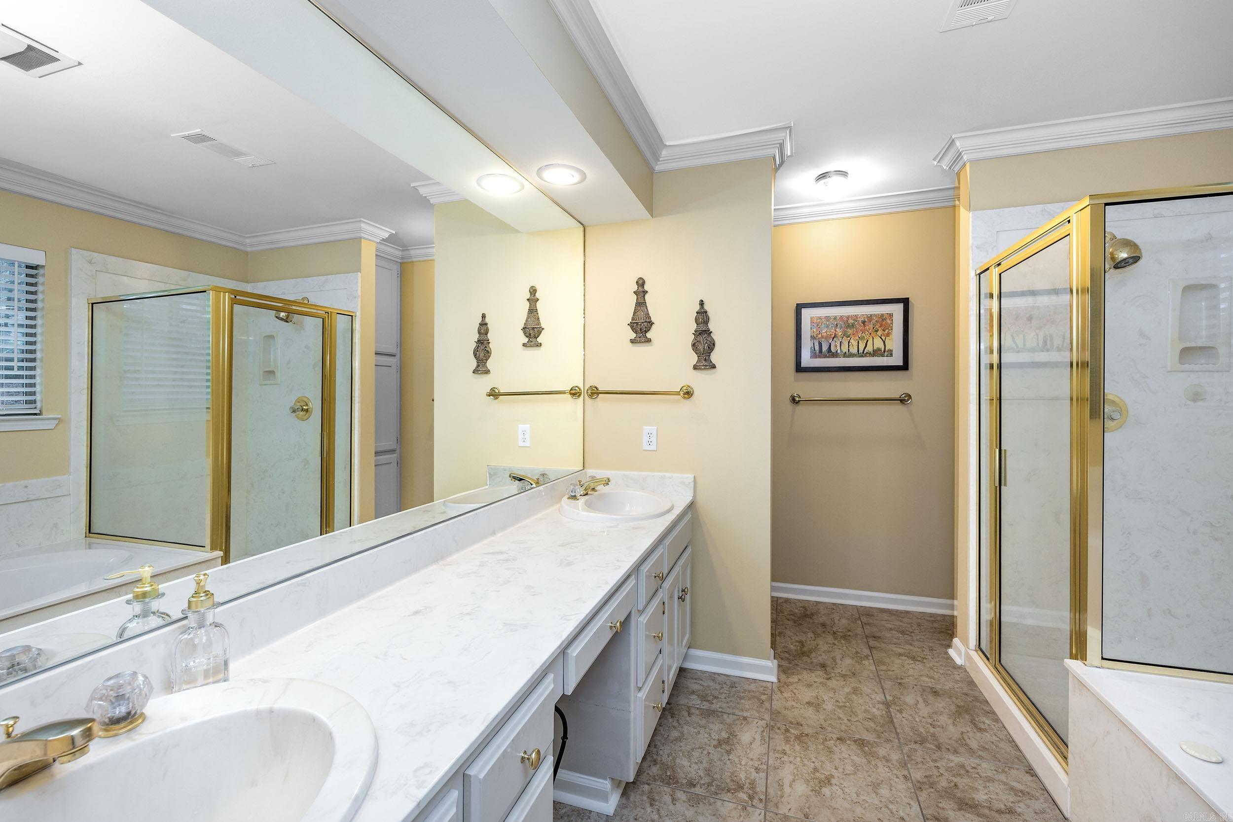 SECLUDED HILLS - Residential