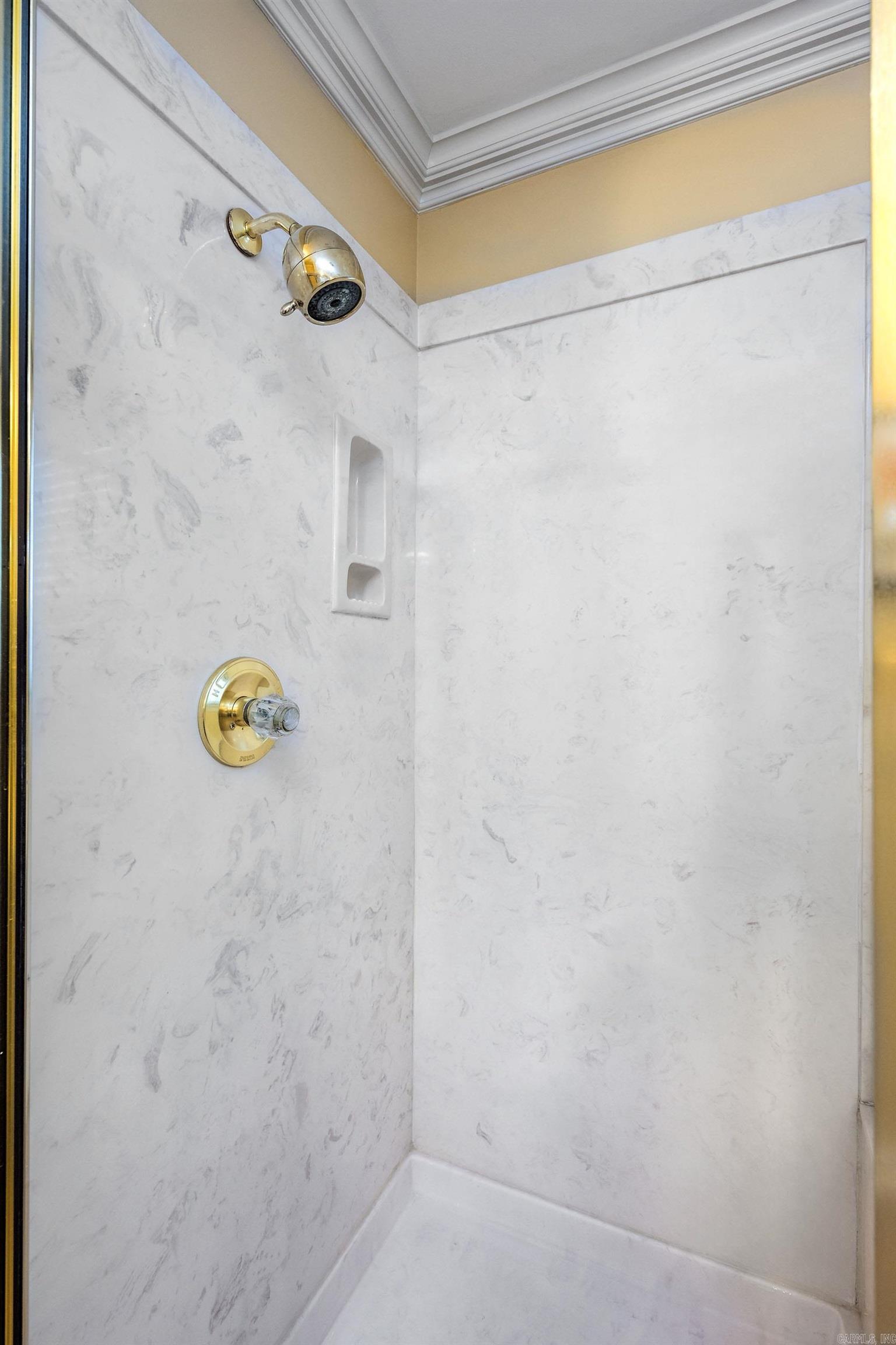 SECLUDED HILLS - Residential