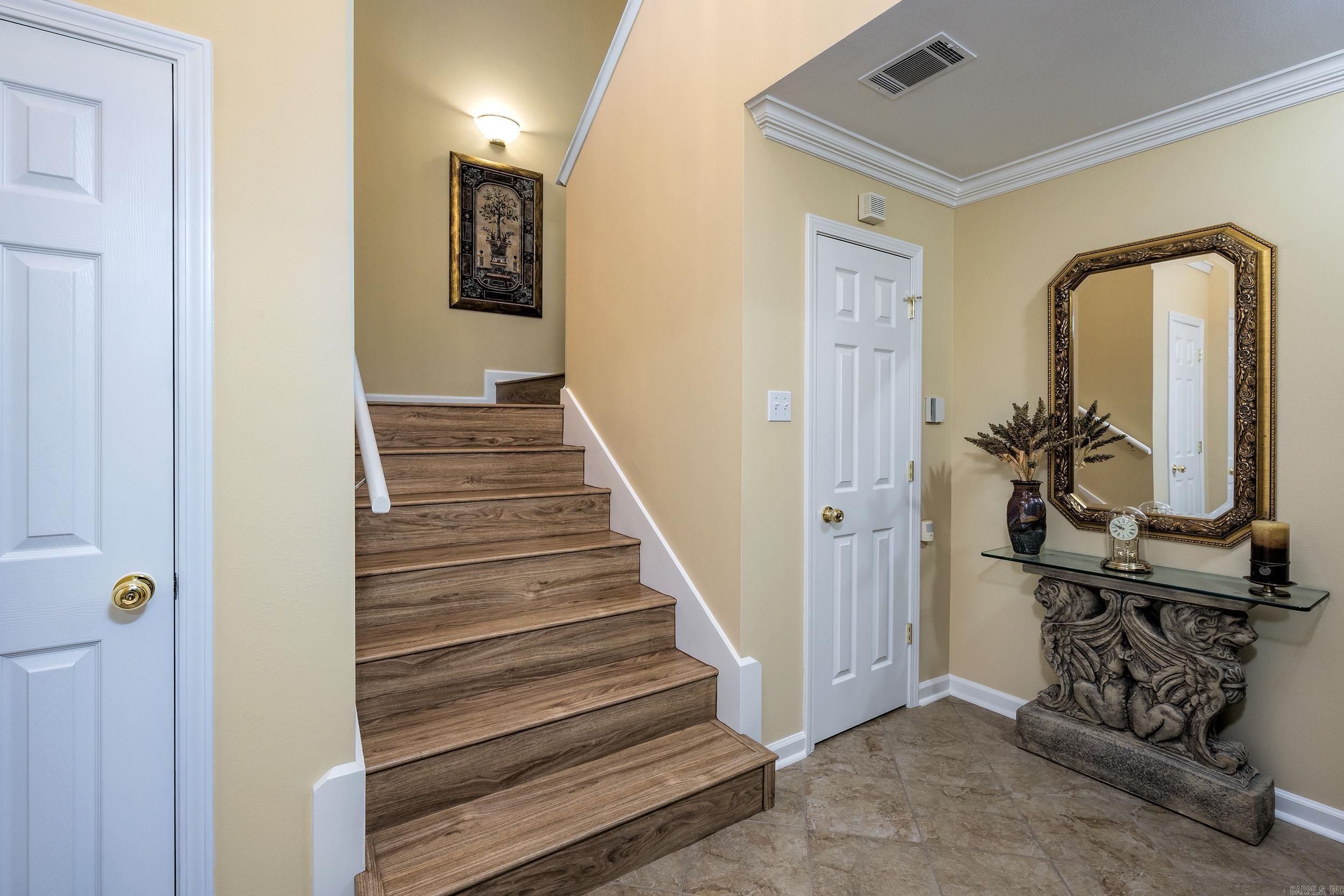 SECLUDED HILLS - Residential