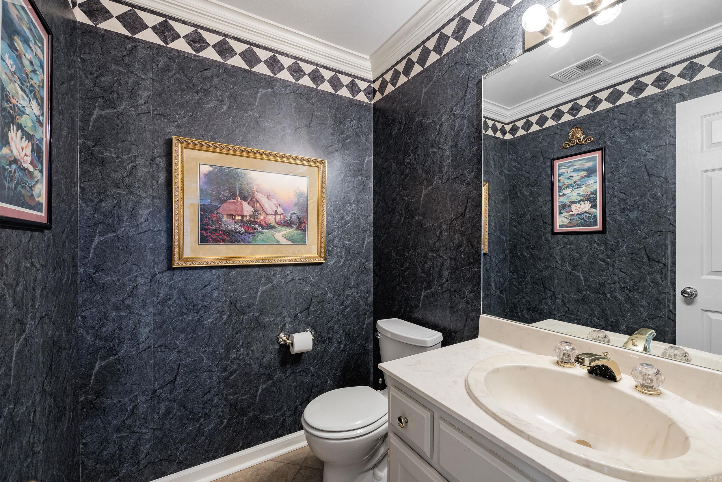 SECLUDED HILLS - Residential