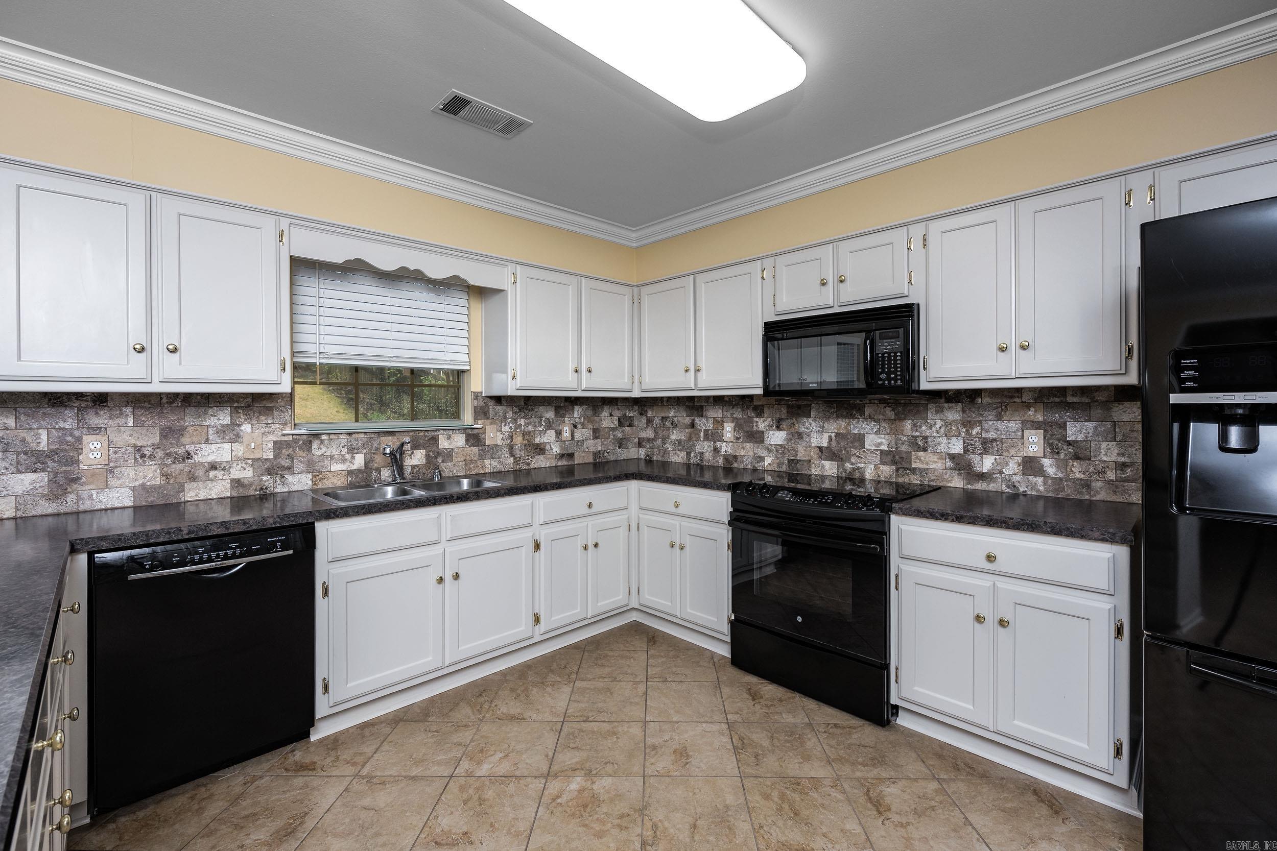 SECLUDED HILLS - Residential