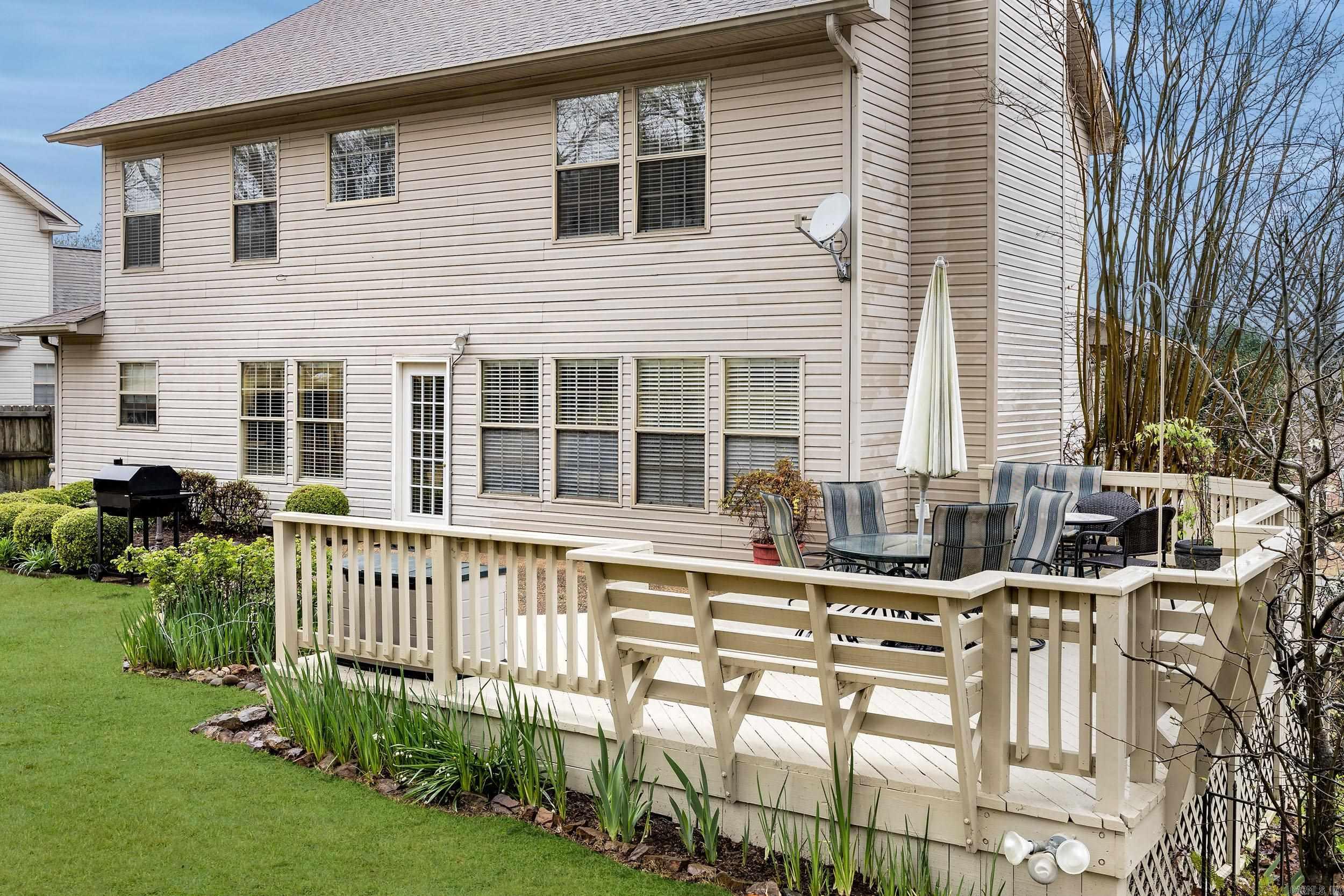 SECLUDED HILLS - Residential