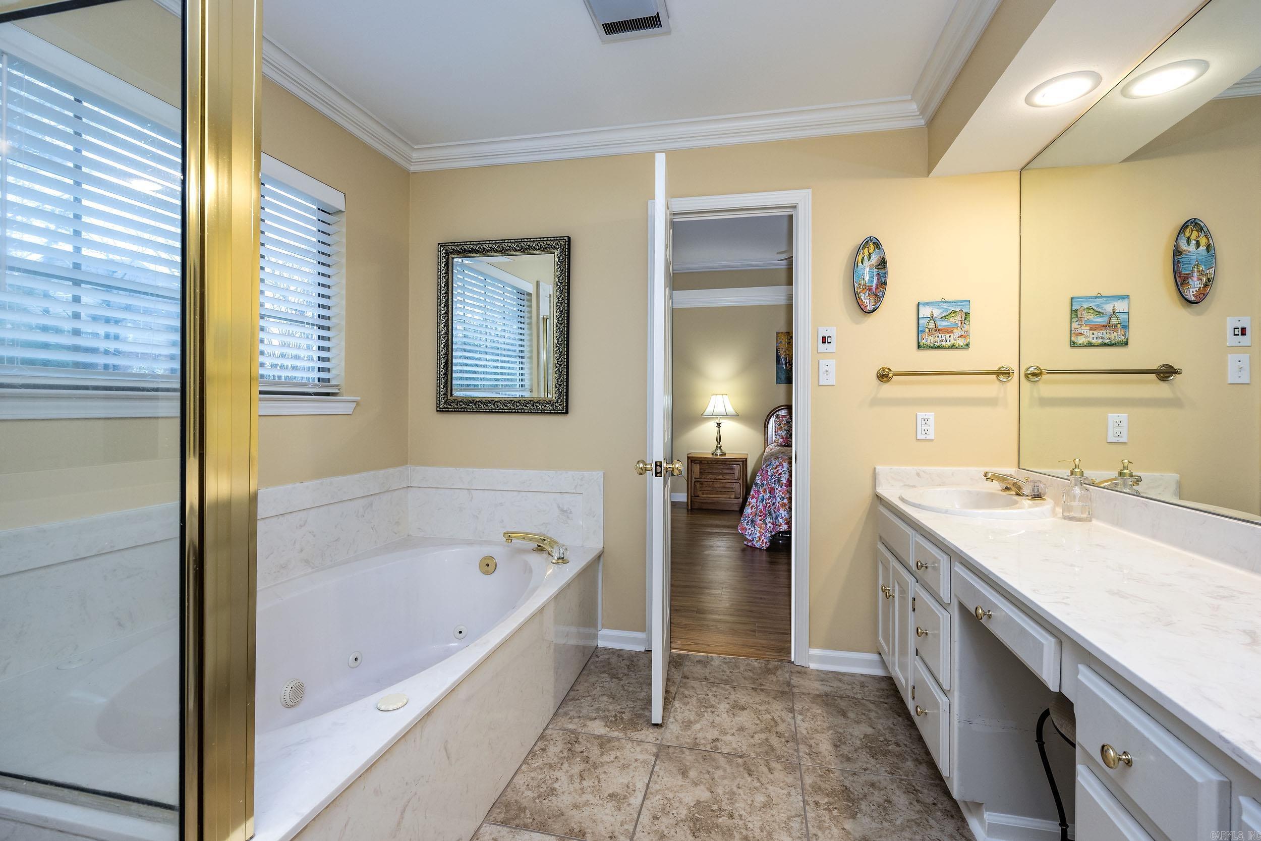 SECLUDED HILLS - Residential