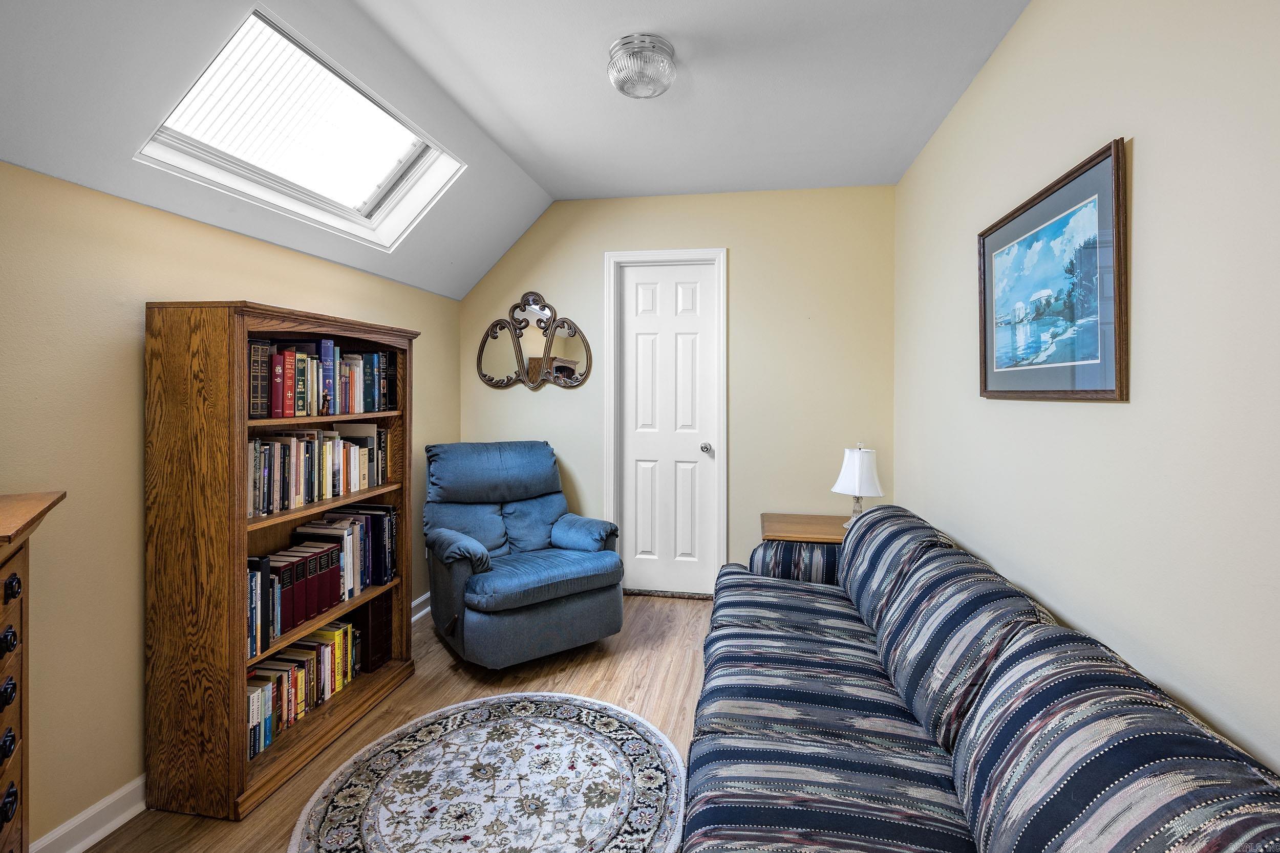 SECLUDED HILLS - Residential