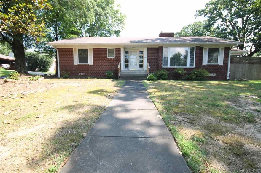 3 Year lease $1900  2 Year Lease $1950  1 Year Lease $2000  Nestled in Kingwood Place, this beautiful corner, oversized lot has 3 bedrooms 2 baths 1750 sqft. Updated in 2017 except for bathrooms which are very clean and charming. Has screened in porch, private back yard with 8 foot privacy fence and two car garage. Is a 2 minute drive from the Big Dam Bridge and 5 minutes to Heights neighborhood amenities.