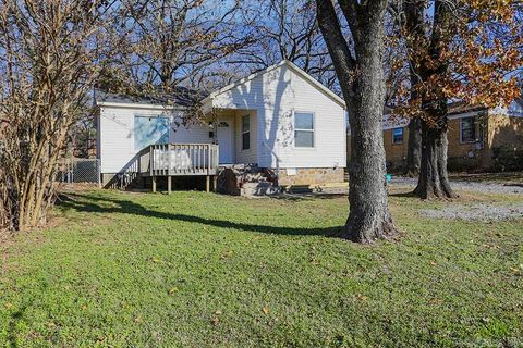 Photo of 1701 Parkway Drive Dr, North Little Rock, AR 72118 (MLS # 26016219)