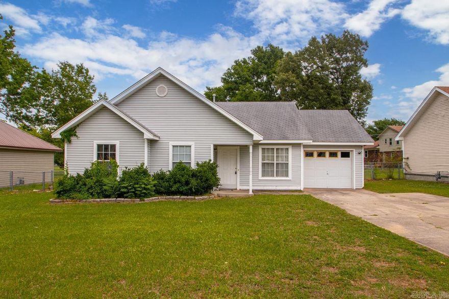 Cute, cozy, and conveniently located! This 3-bedroom, 2-bath home in Jacksonville offers easy interstate access for a quick commute and everyday convenience. Enjoy a comfortable layout and a nice-sized fenced backyard perfect for pets, play, or entertaining. A wonderful place to call home!