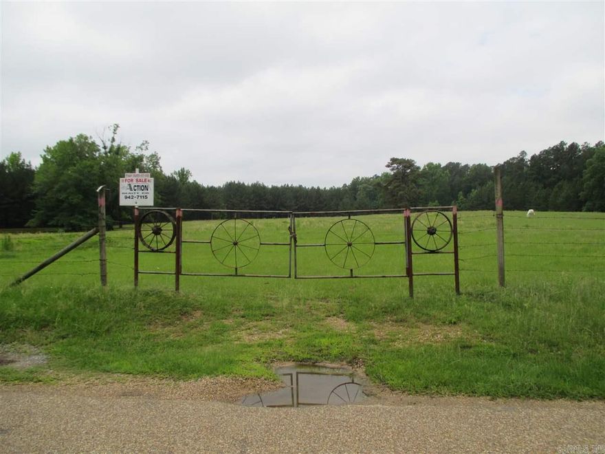 BEAUTIFUL BUILDING SITE ON HILLTOP WITH WATER AND ELECTRICITY  THE FRONT OF THE PROPERTY WITH PAVED ROAD WITHIN 2 MILES OF TOWN.  GREAT PASTURE FOR HORSE OR COWS WITH OLDER BARN AND FENCED.