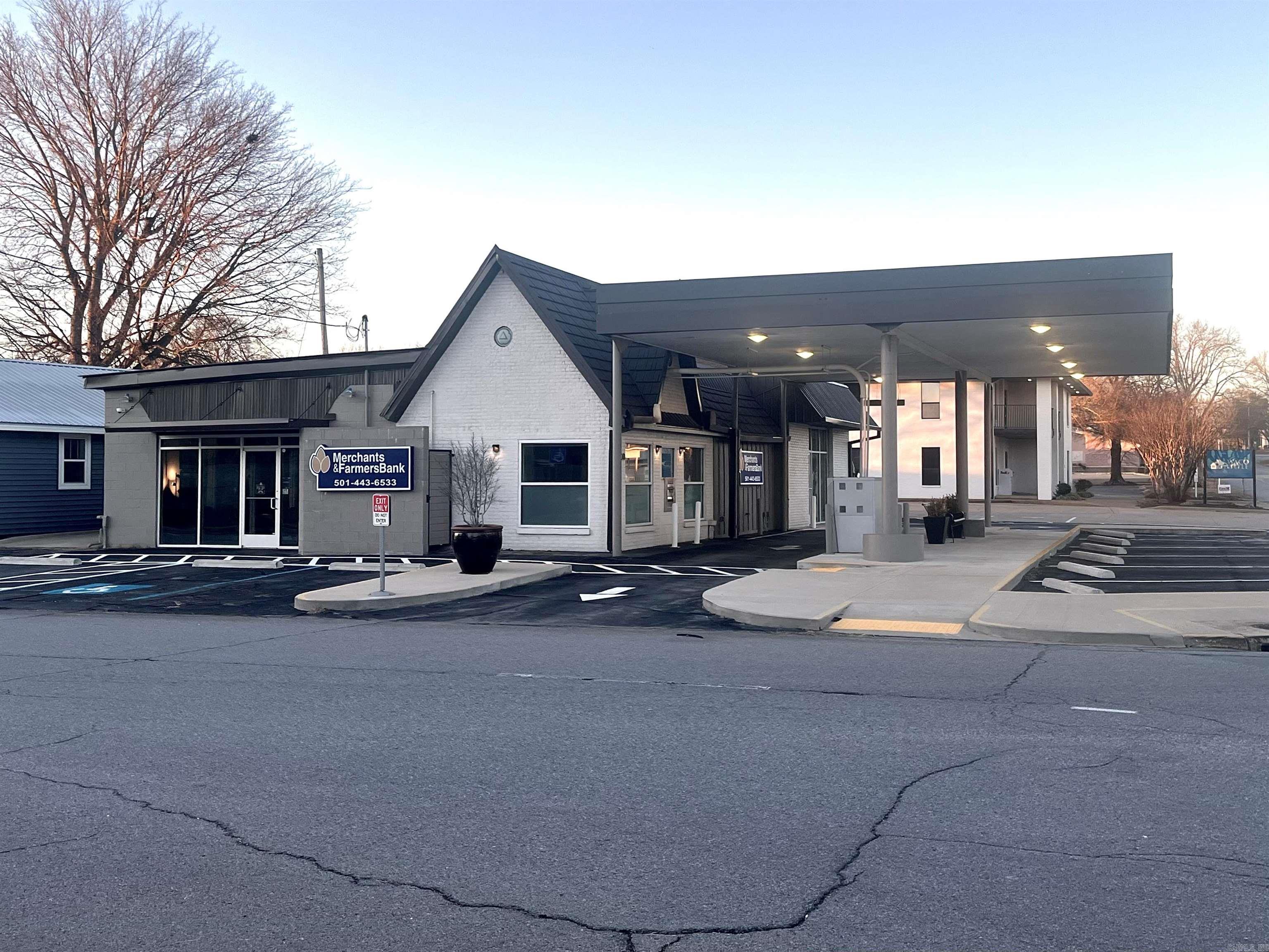 Completely remodeled! Currently being used as a bank. Prime commercial location in Downtown Benton next to the Courthouse. Call agent for more details. Survey online for reference purposes only.