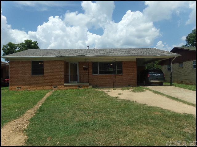 *LITTLE ROCK* CUTE HOME IN OAK FOREST GARDENS! This Three Bedroom One Bathroom Home Features Over 1,000 Square Feet! Refrigerator And Stove In Kitchen! Washer And Dryer Hookups! Carport For Parking! Fenced Backyard! PET FRIENDLY!! AVAILABLE NOW!!!