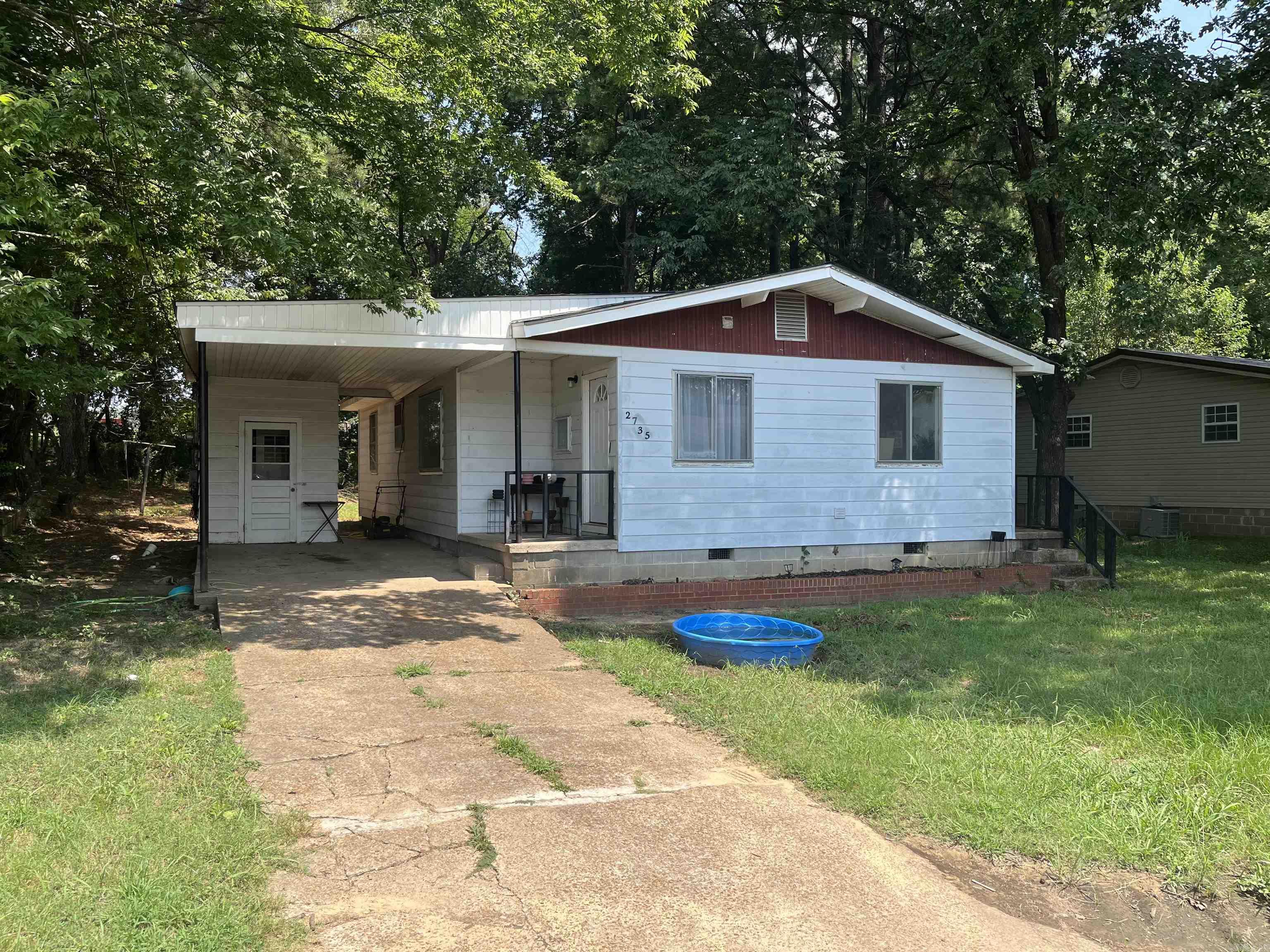 Location is everything, and this cute 3 bedroom, 1 bath home sits just behind the Lyon College ball fieldsāperfect for students, families, or anyone looking for convenience. With fresh updates including LVP flooring, a new roof, and improvements to the kitchen and bathroom, this home is move-in ready. Whether youāre searching for a starter home, investment property, or college living option, this one checks all the boxes. Opportunities like this donāt last longāschedule your showing today!