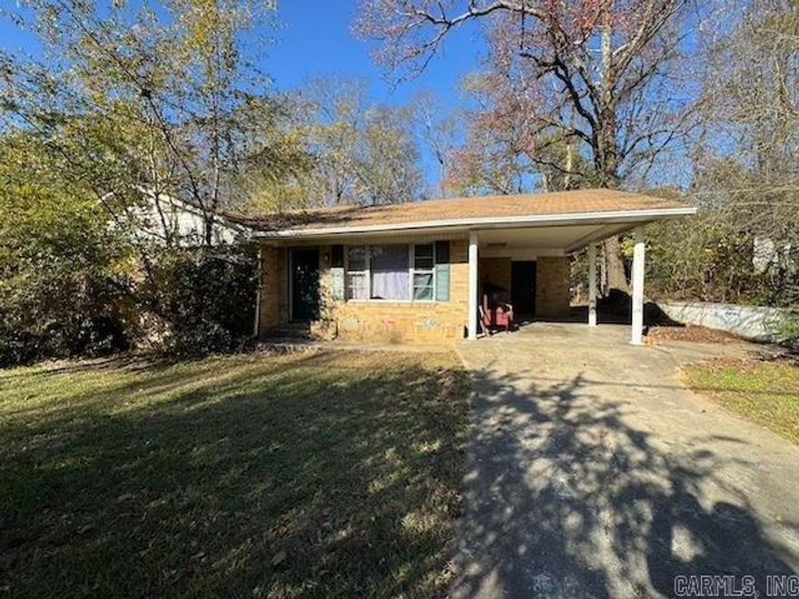 Investors here is a 3 bedroom, 1 bathroom house located near Oaklawn Racing Casino Resort. Large back yard. Proximity to Kroger, Sam's Club, Laundromat. Currently a long term rental with good rental history. Being sold AS-IS.