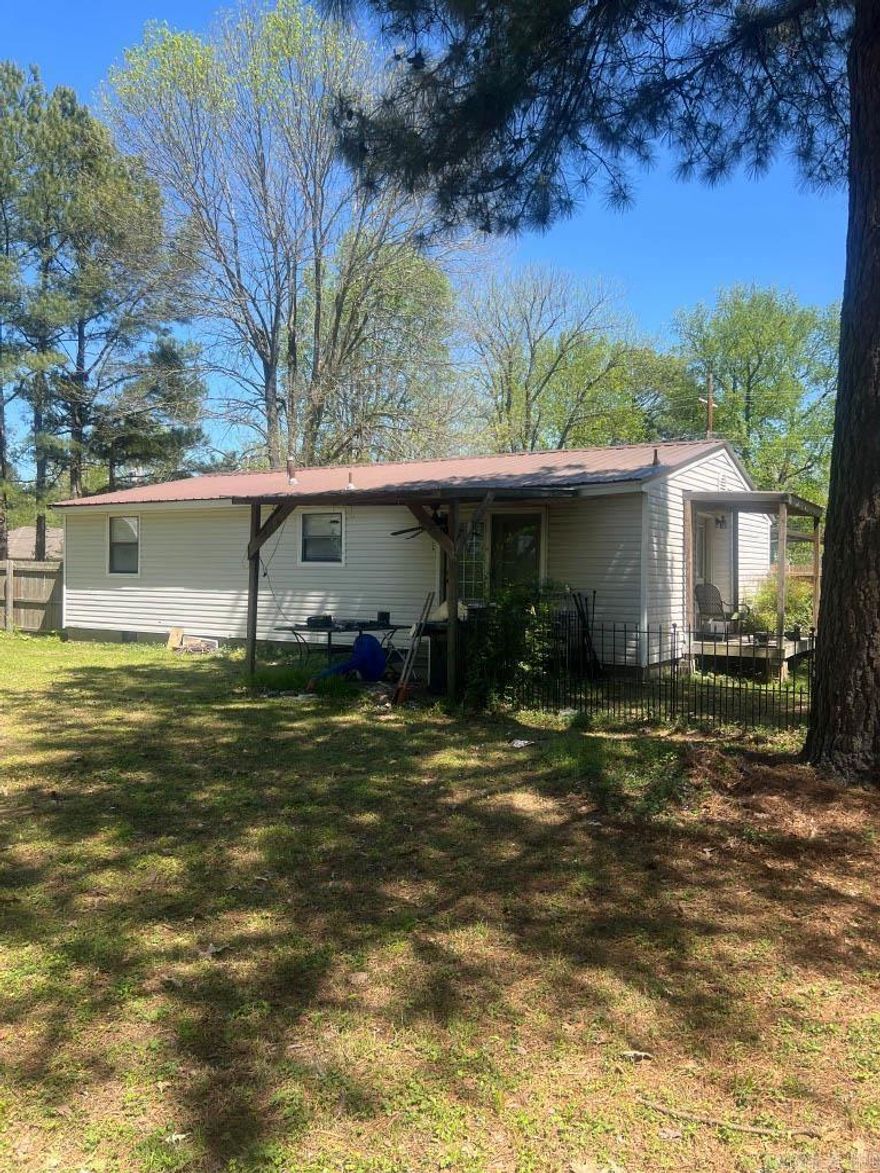 Discover comfort and convenience in this quaint 3 bedroom, 1 bathroom residence nestled in the heart of Jonesboro. Located off North Church St, this home offers a blend of classic charm and modern amenities. As you step inside, you're greeted by a warm and inviting living space, perfect for relaxing or entertaining guests. The kitchen has ample cabinetry and counter space. Each of the bedrooms are generously sized. The single bathroom features modern fixtures and finishes. Outside there is a spacious yard offering endless possibilities for outdoor activities and leisure. Additionally there is a large metal shop/storage building located in the backyard. Located just minutes from shopping, dining and entertainment options this home provides convenience.