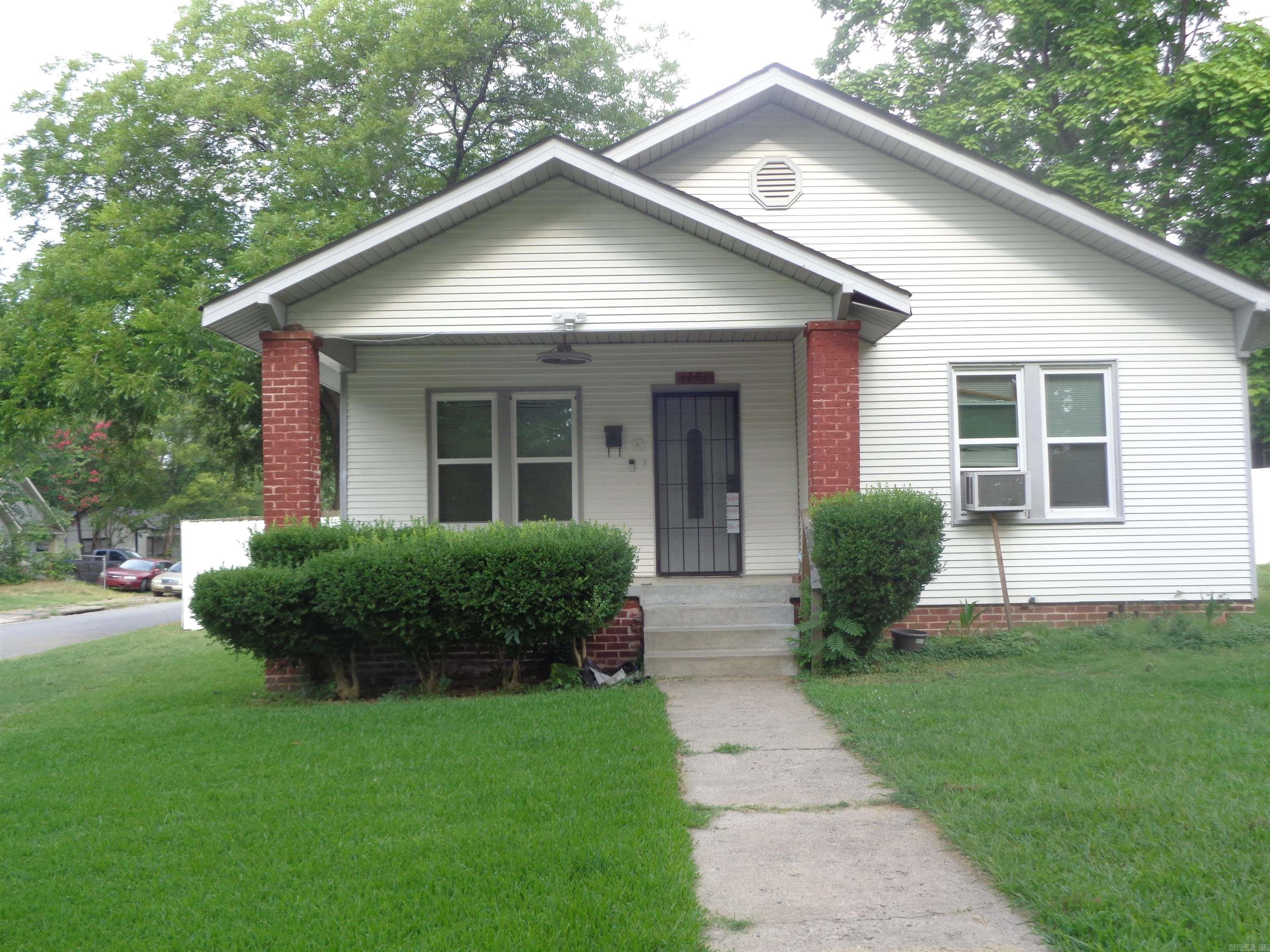 Roomy 2 bedroom, 1 bath home on a corner lot with a front porch. Formal living room, cozy dining room, laundry room and a fenced backyard. Kitchen stove will be furnished. Tenant provides own refrigerator. Tenant pays own water, gas and electrical utilities. Window units provided. No Pets/ Animals allowed. Housing Tenants Accepted?