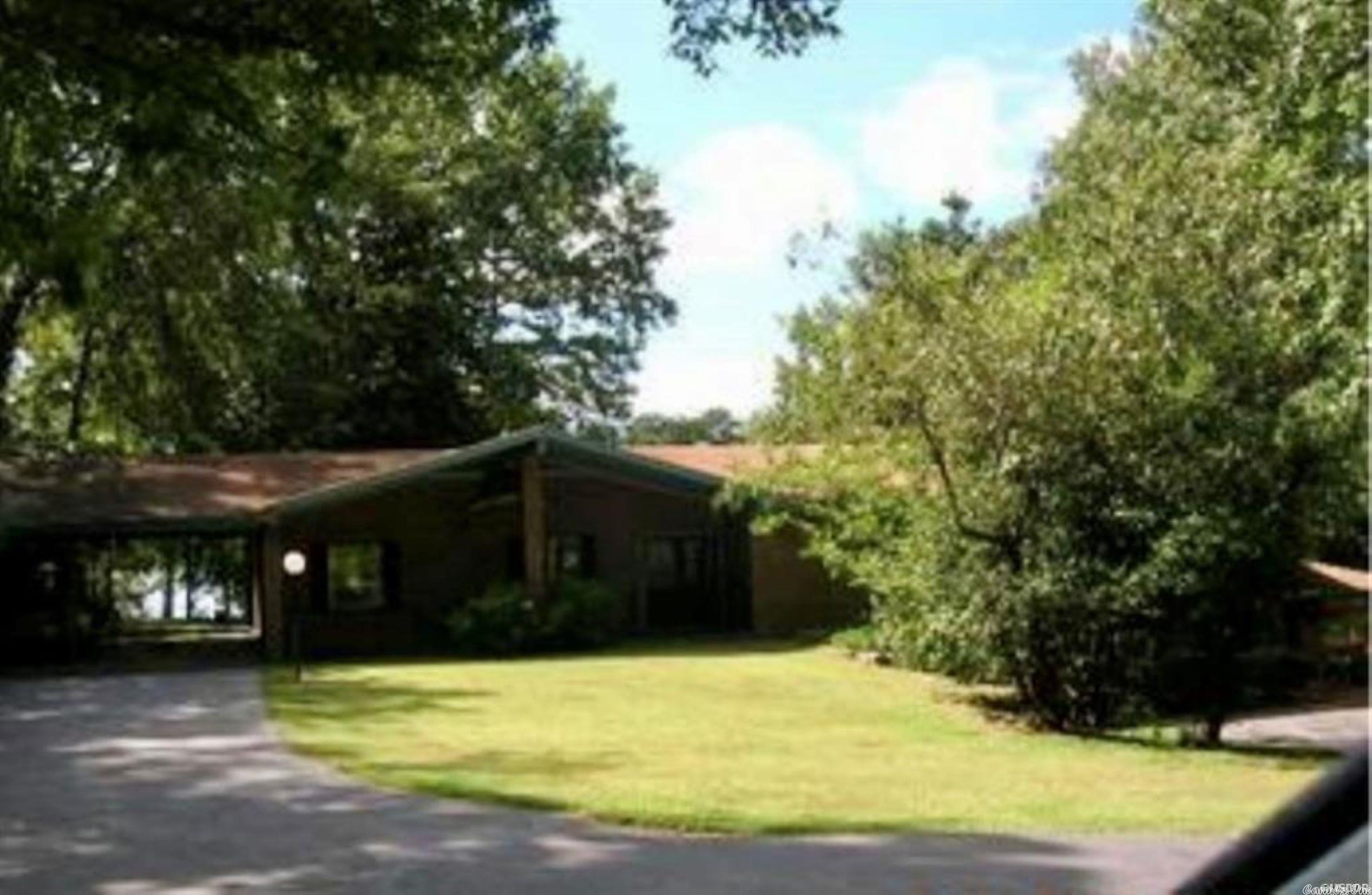Fabulous location and beautiful views of Lake Hamilton! 2 story home with multiple living areas.