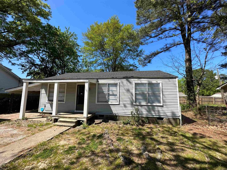 Welcome to your new rental home in Jacksonville! This lovely 3 bedroom, 2 bathroom house is perfect for those looking for spacious living areas and comfortable bedrooms. The open living area is perfect for entertaining guests, while the updated kitchen is equipped with modern appliances and plenty of counter space for meal preparation. The bedrooms are generously sized, providing plenty of space for rest and relaxation. You'll love the master bedroom, which features a private bathroom for added convenience. Located in a desirable neighborhood, this home offers easy access to shops, restaurants, and other amenities. Don't miss out on the chance to make this wonderful house your new home!