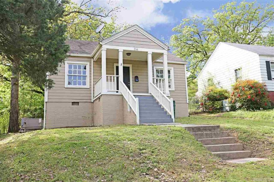 AVAILABLE APRIL 1, 2024 6 minutes to UAMS. Wonderful view of city and Arkansas River. 2Br/1Ba with tons of light. Huge front porch that you will love to sit on and watch the sunset. Kitchen has gas stove with dining area. CH/CA, hardwood floors and fenced backyard.