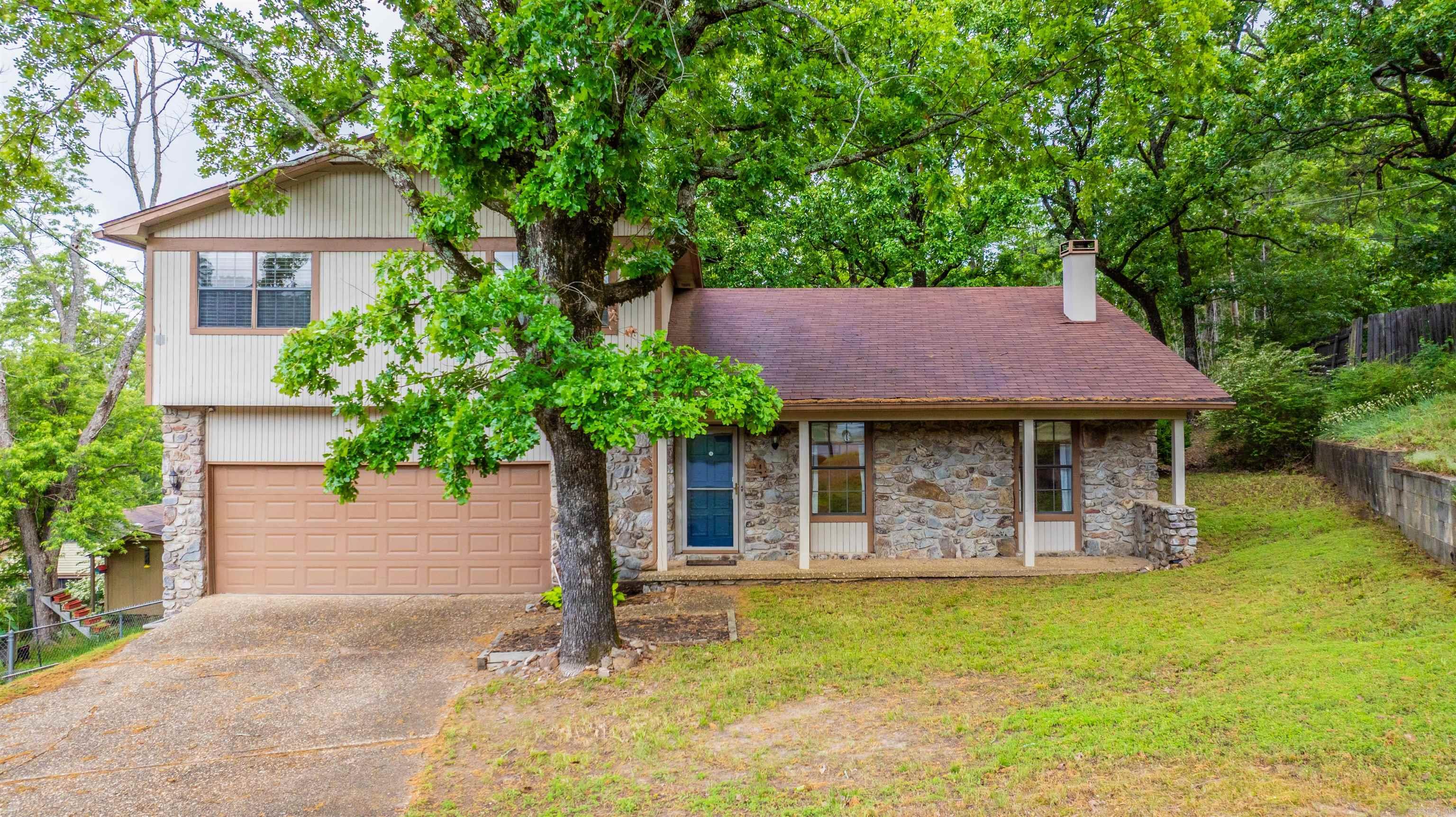 Come check out this well kept home on a quiet culdesac in the heart of West Little Rock. Within minutes of the best shopping & dining around. Enter through the large front porch into your great room which boasts 16 feet high wooden beamed ceilings & a log cabin-esque stone fireplace with a gas starter. Don't miss the updated kitchen (Countertops, Backsplash, Lighting, & Sink) and your recently remodeled bathrooms. Roof age 2021.