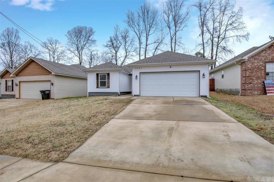 3 bed, 2 bath, 1305 sqft