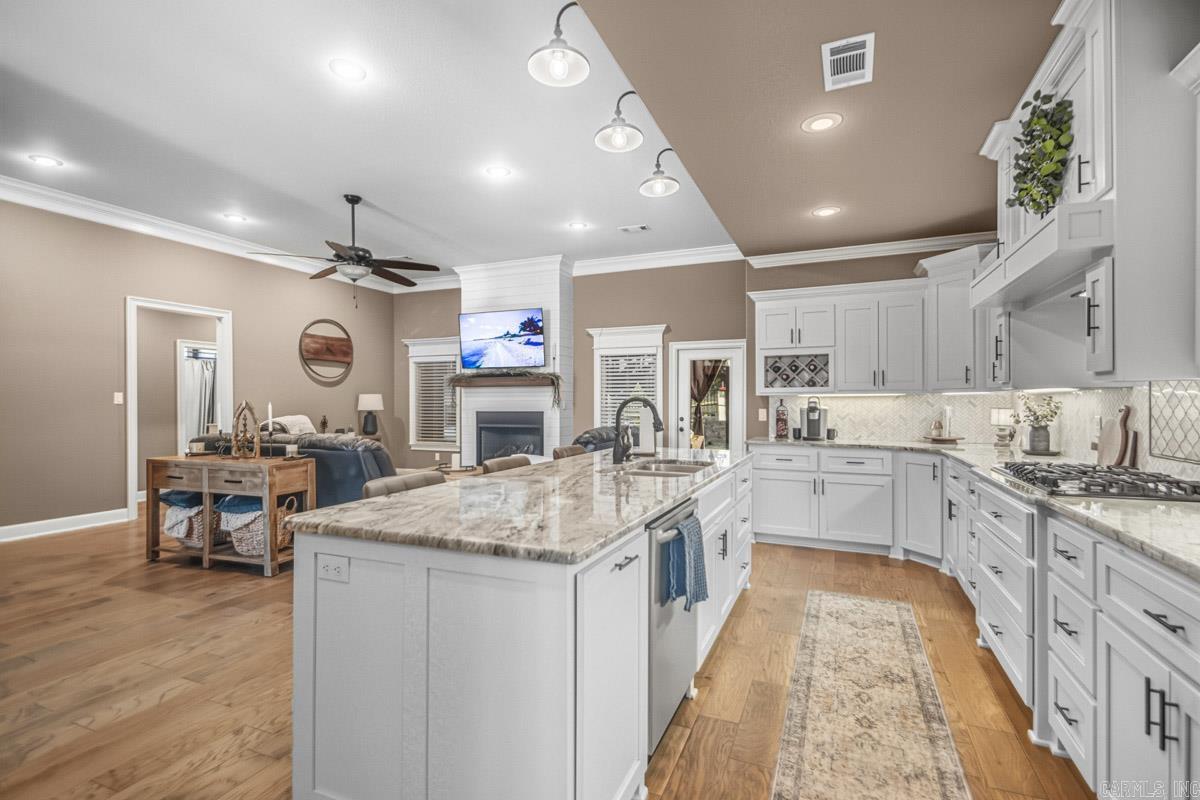 HURRICANE GARDENS - Residential