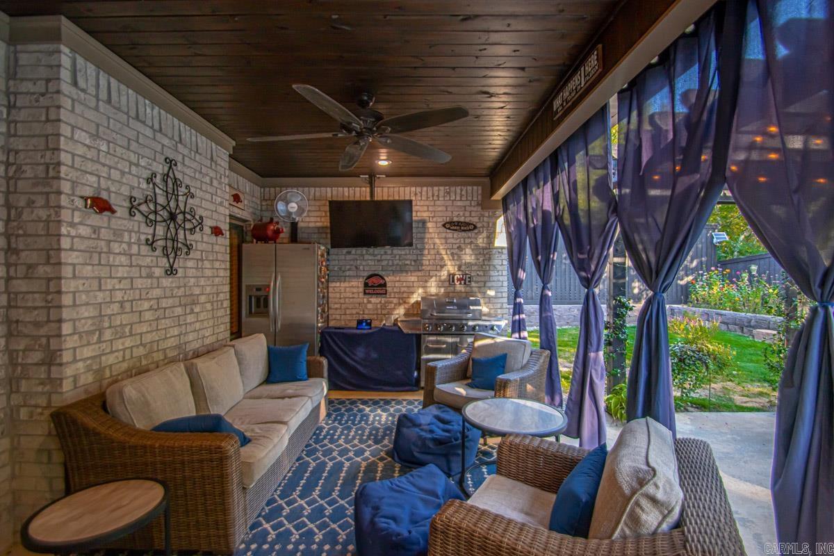 HURRICANE GARDENS - Residential