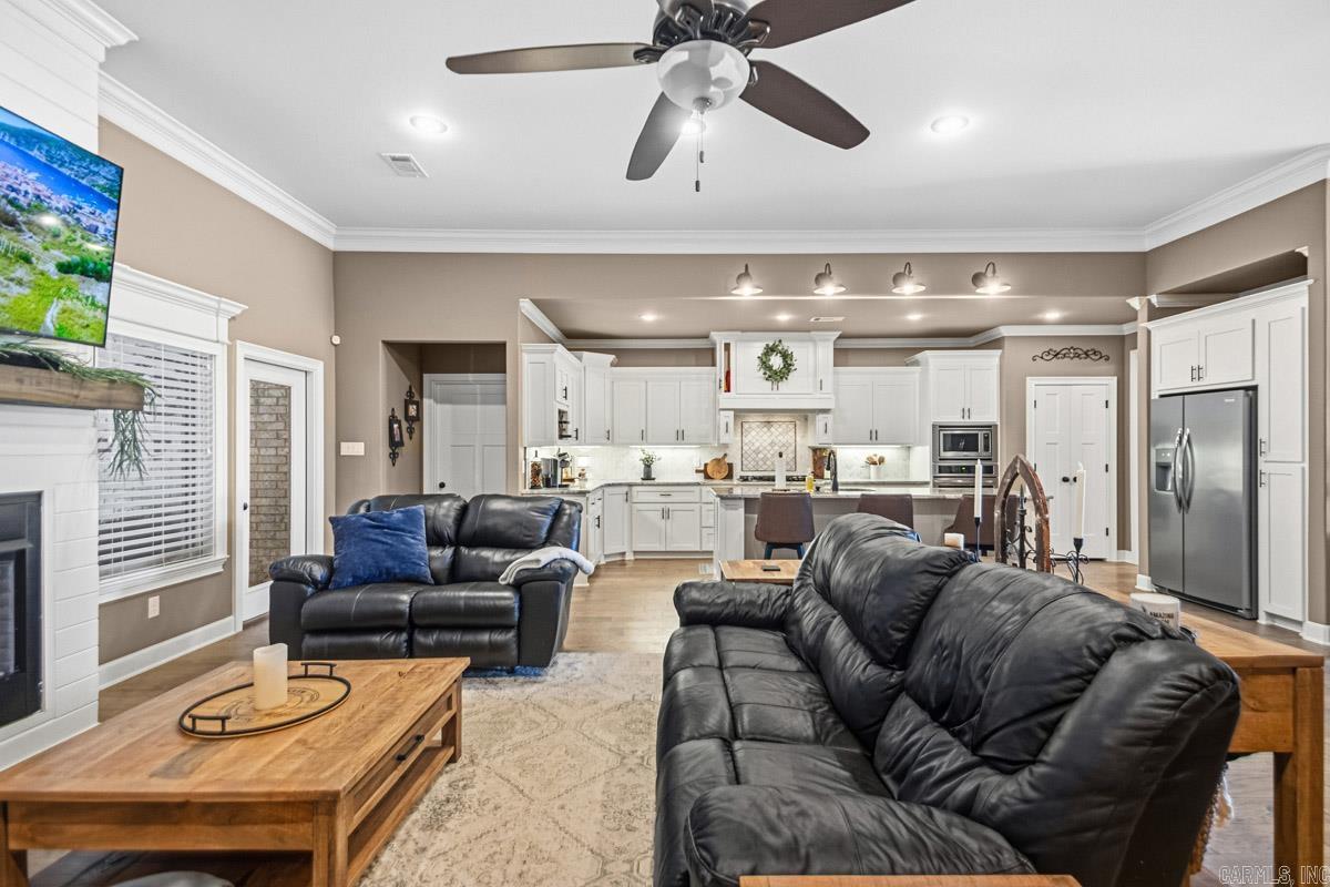 HURRICANE GARDENS - Residential