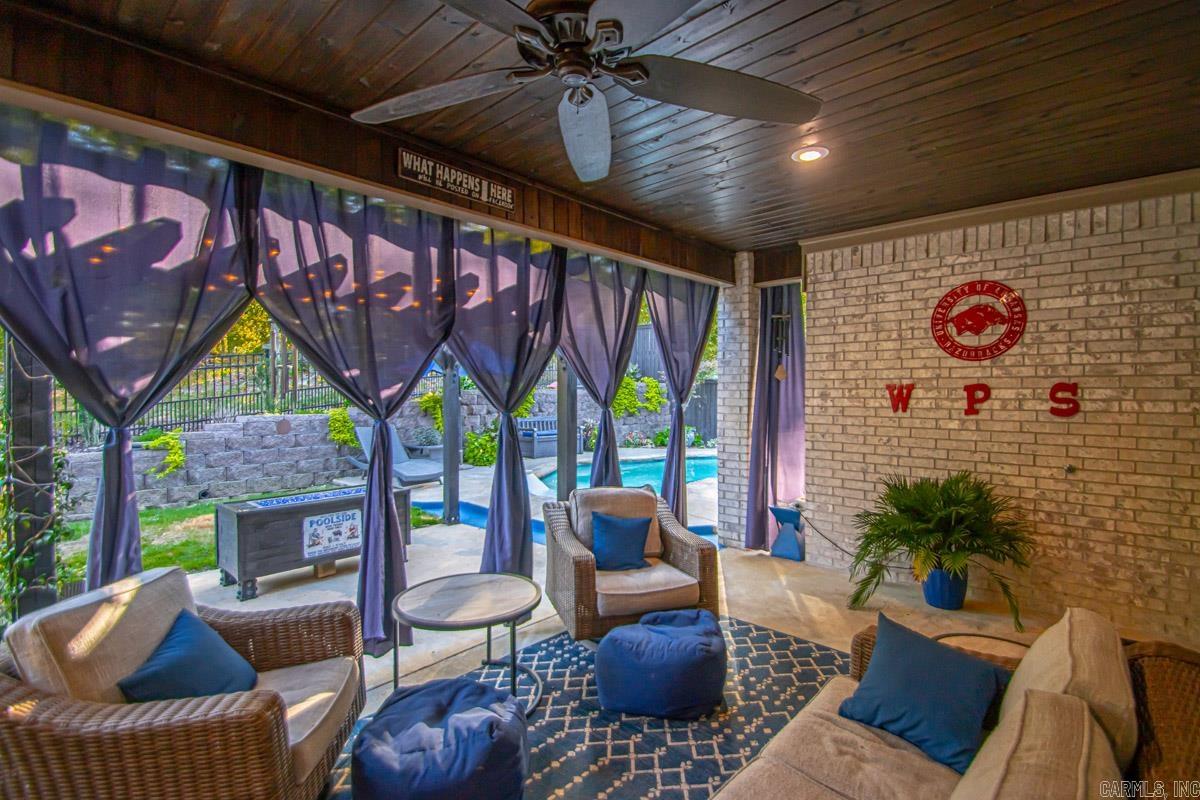 HURRICANE GARDENS - Residential