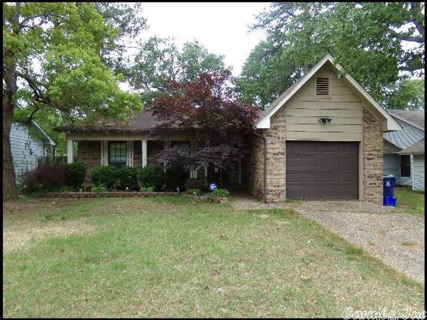 *MAUMELLE!!* Cute Home In Rolling Oaks! This 3 Bedroom And 2 Bath Home Features 1250 Square Feet Of Living Space! All Large Kitchen Appliances Included! Wood Floors Throughout! Fireplace In The Living Room! Fenced Backyard! 1 Car Garage For Parking! AVAILABLE MID TO LATE FEBRUARY 2026!!! <a href='https://raineyrealty.com/virtualtour.php?r=c0PxNg'> Click here for a 360° Virtual Tour</a>