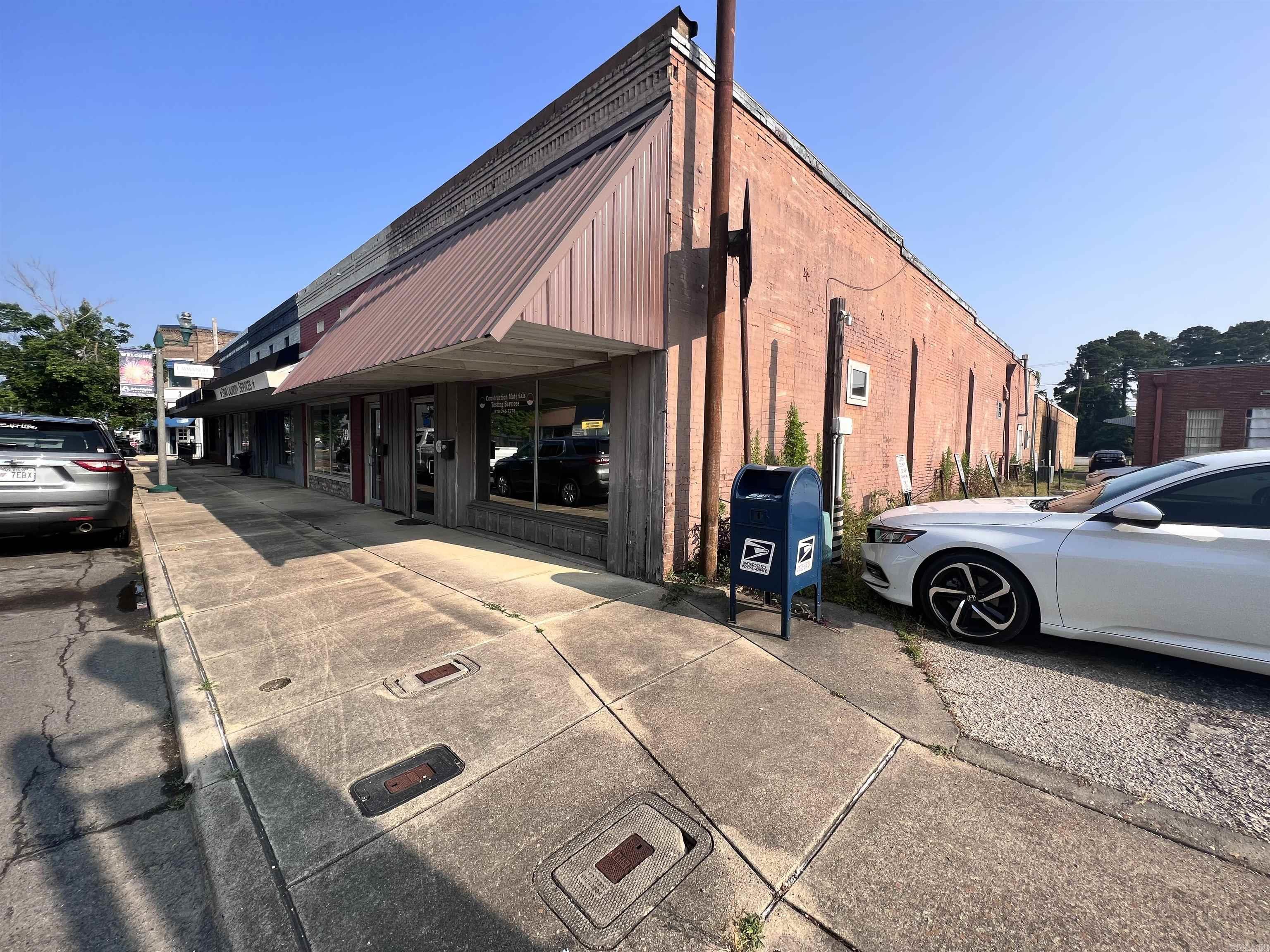Searching for the perfect office space in Arkadelphia? Located just across the street from the public parking and conveniently located next too and nearby restaurants, major banks, and many other local retailers. Arkadelphia's downtown is a hub with its proximity to both universities, Dawson Education Center, Banks, Title Agencies, and the County Court House. If you are looking to relocate or to start your new business, then you need to take a tour of this building today!!!