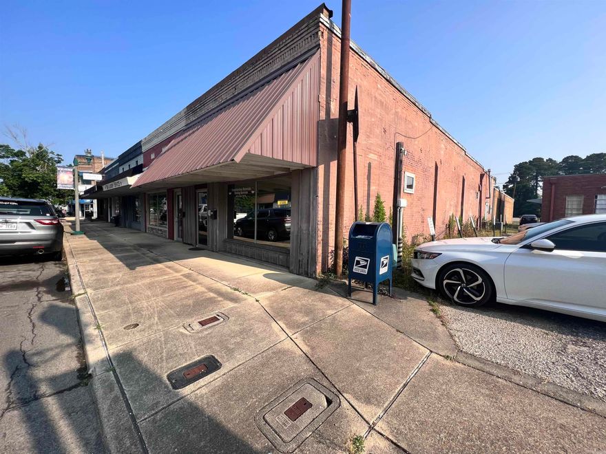 Searching for the perfect office space in Arkadelphia?  Located just across the street from the public parking and conveniently located next too and nearby restaurants, major banks, and many other local retailers.  Arkadelphia's downtown is a hub with its proximity to both universities, Dawson Education Center, Banks, Title Agencies, and the County Court House.  If you are looking to relocate or to start your new business, then you need to take a tour of this building today!!!