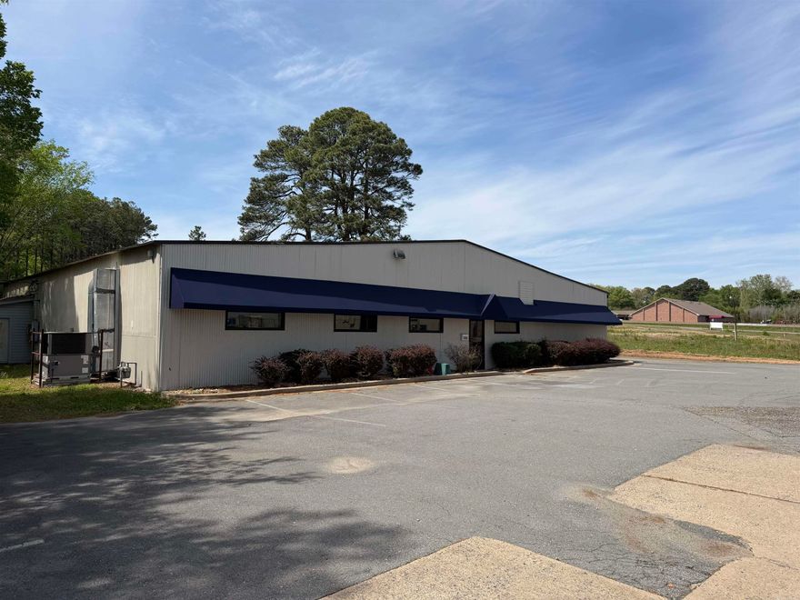 Position your business for success at 7900 Doyle Springs Rd in Little Rock. This ±7,620 SF office/warehouse property offers a highly functional layout with approximately 1,750 SF of office space complemented by a spacious warehouse component, making it ideal for a variety of industrial, service, or distribution users.  The office area provides a professional setting for administrative operations, while the warehouse offers ample room for storage, equipment, or light industrial use. Designed for efficiency and flexibility, the property can accommodate a wide range of business needs. Whether for an owner-user or investor, this property presents a strong opportunity in a well-located Little Rock industrial corridor.