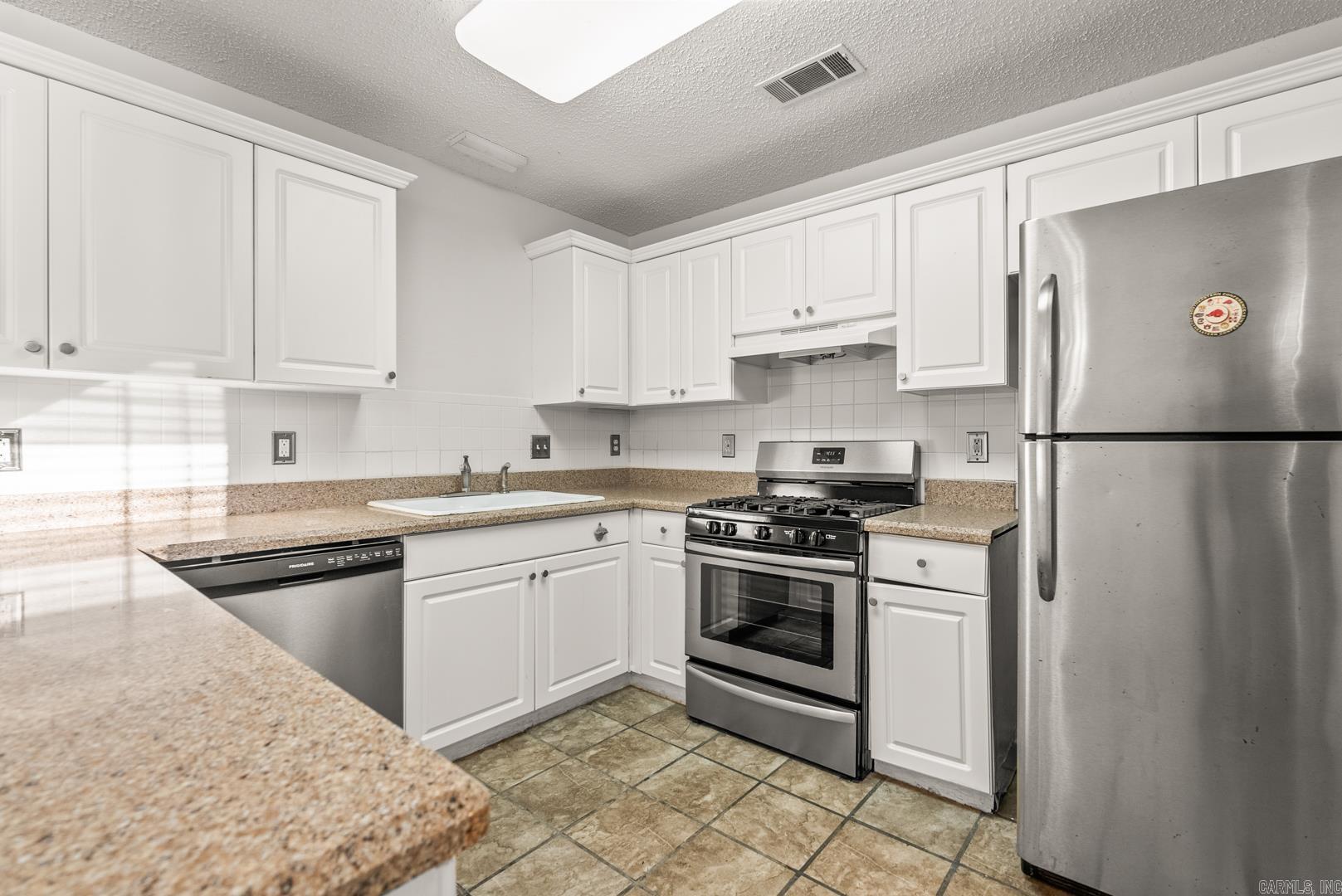 WESTHAMPTON - Residential