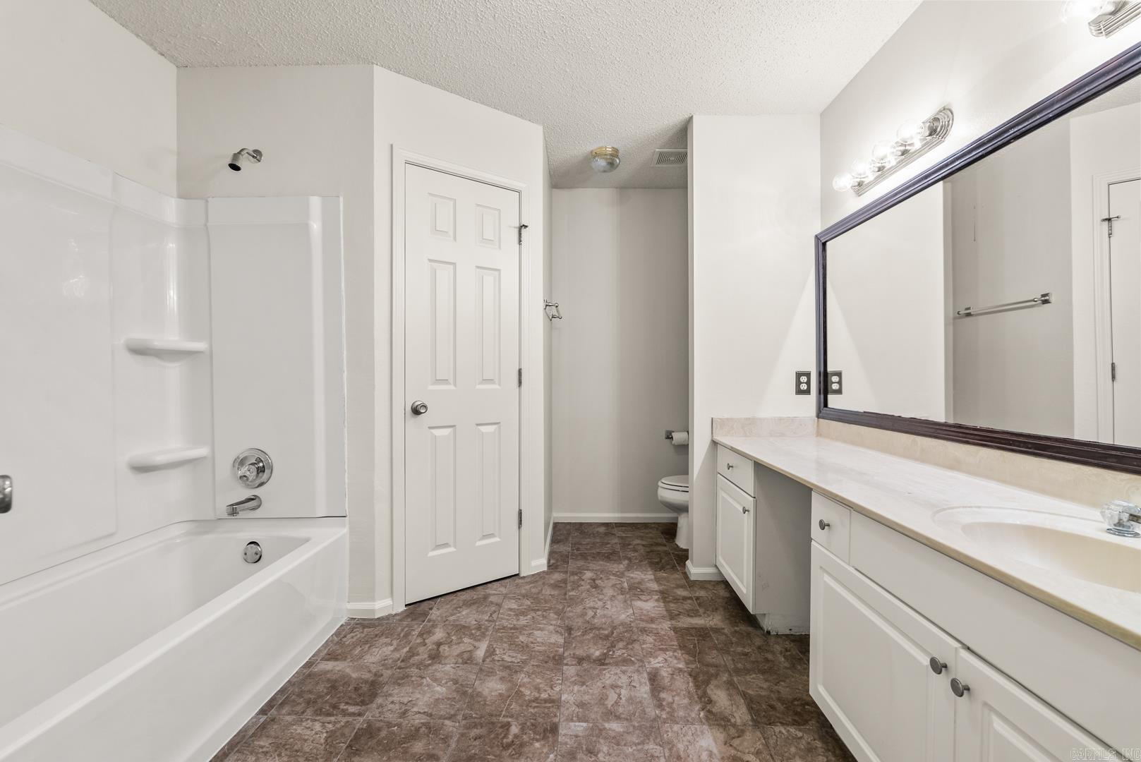 WESTHAMPTON - Residential