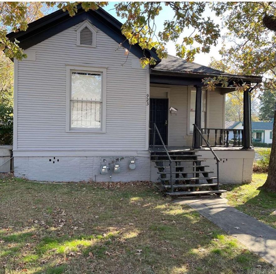 Welcome to 923 Abigail Street, a charming one-bedroom, one-bathroom apartment located in the vibrant city of Little Rock, AR. This apartment offers a unique blend of comfort and convenience, with a gas cook stove for those who love to cook and no carpet for easy maintenance. The rent includes water and sewer, providing you with a hassle-free living experience. The apartment is designed to maximize space and create an open, welcoming environment. Whether you're a culinary enthusiast looking to whip up gourmet meals on the gas stove, or simply seeking a comfortable, easy-to-maintain living space, 923 Abigail Street is the perfect place to call home.